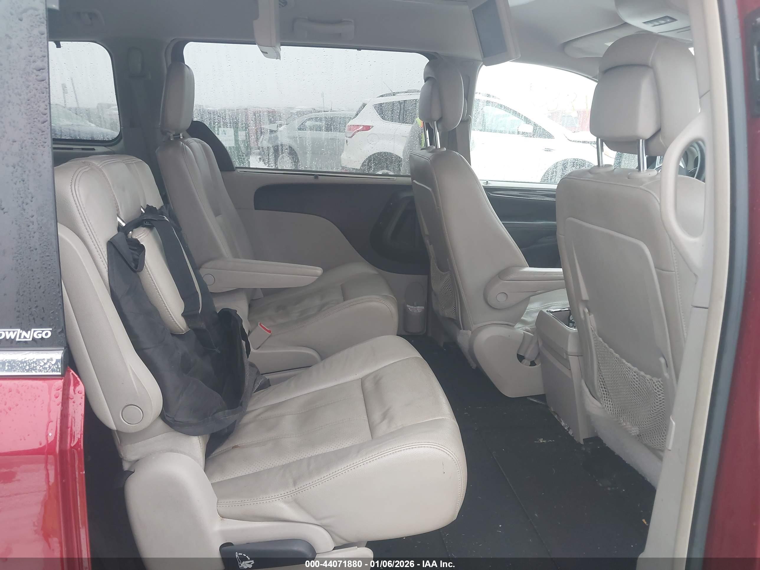 CHRYSLER TOWN image 8