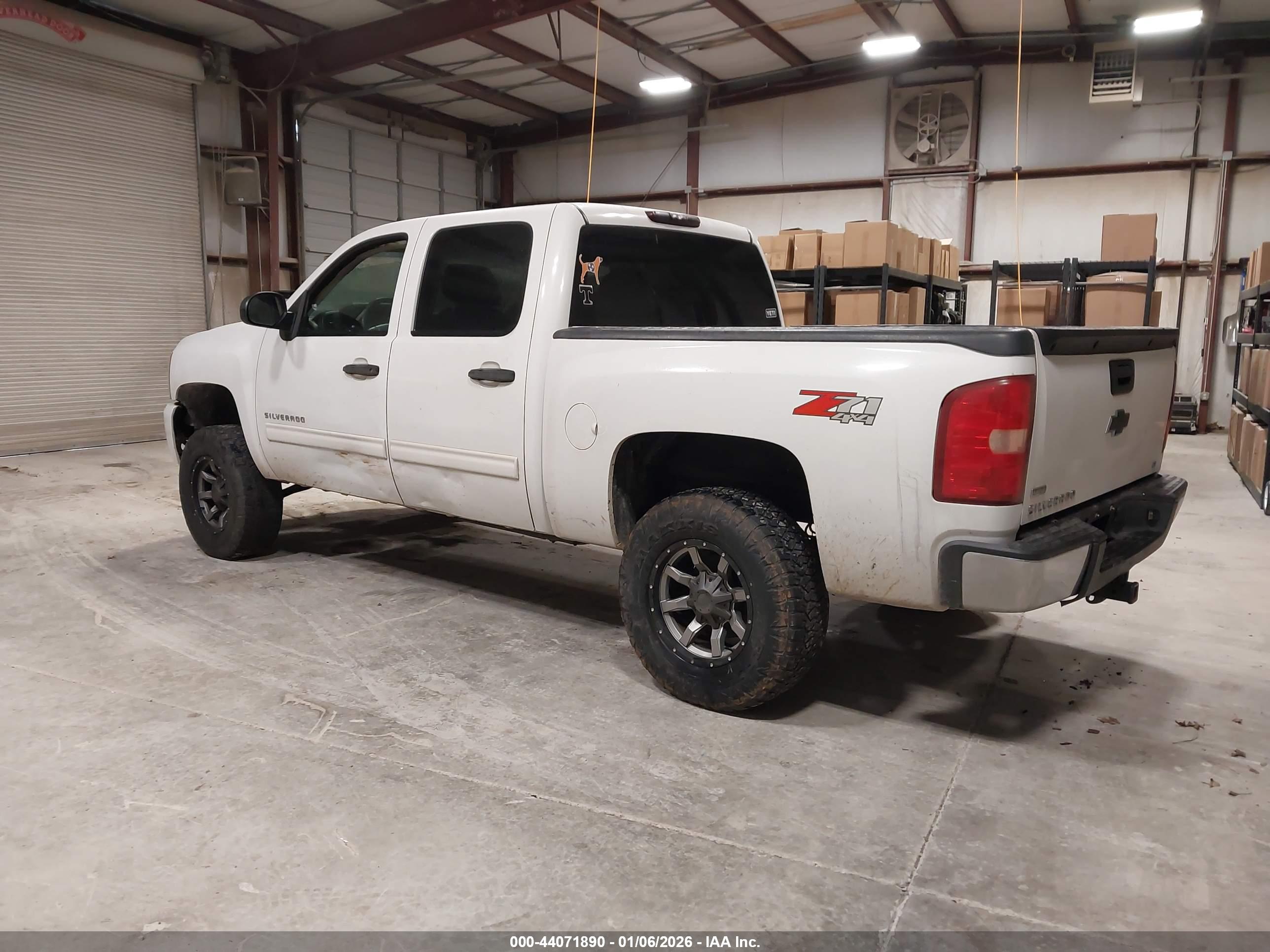 CHEVROLET SILVERADO image 3