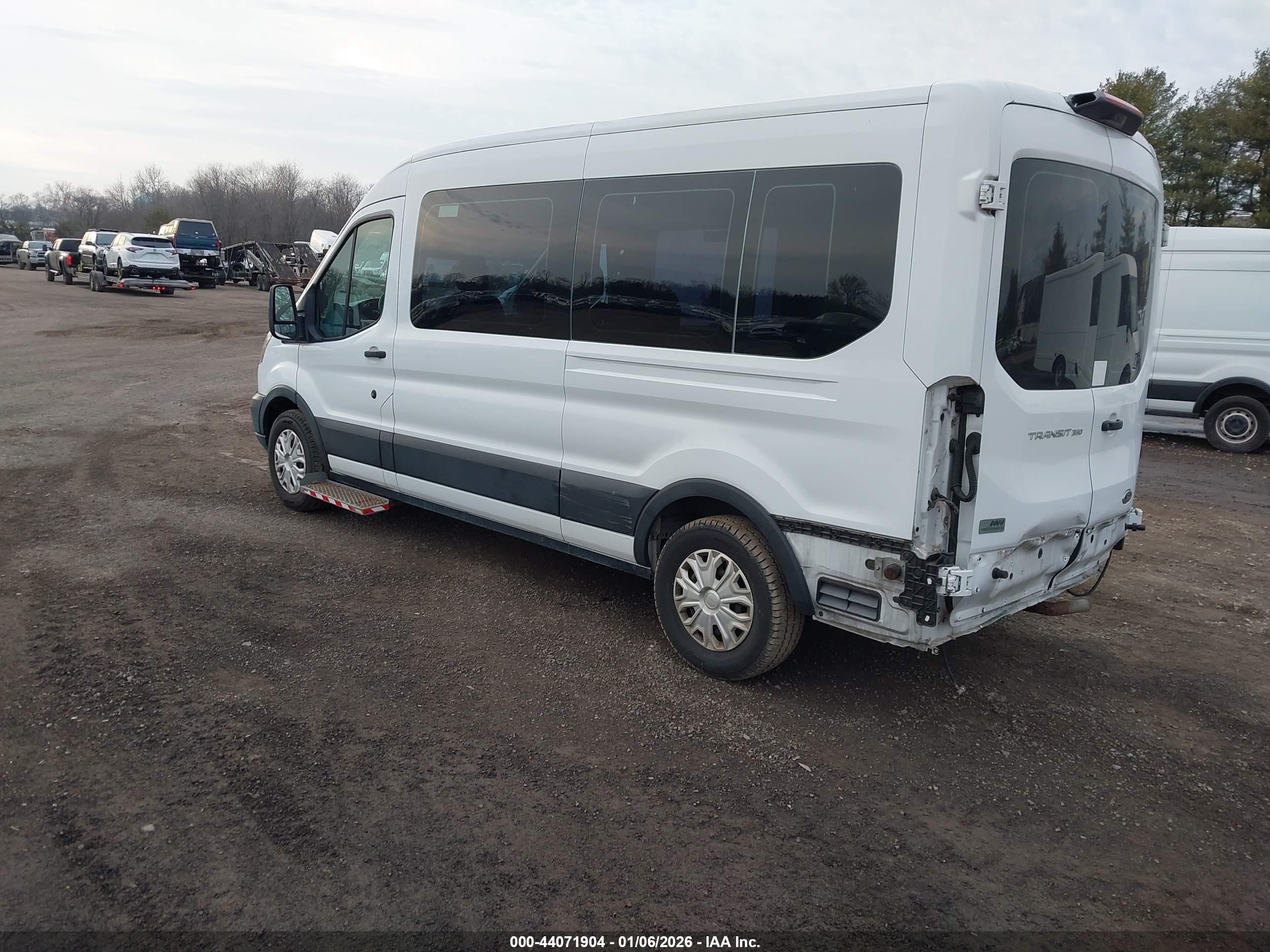 FORD TRANSIT-350 image 3