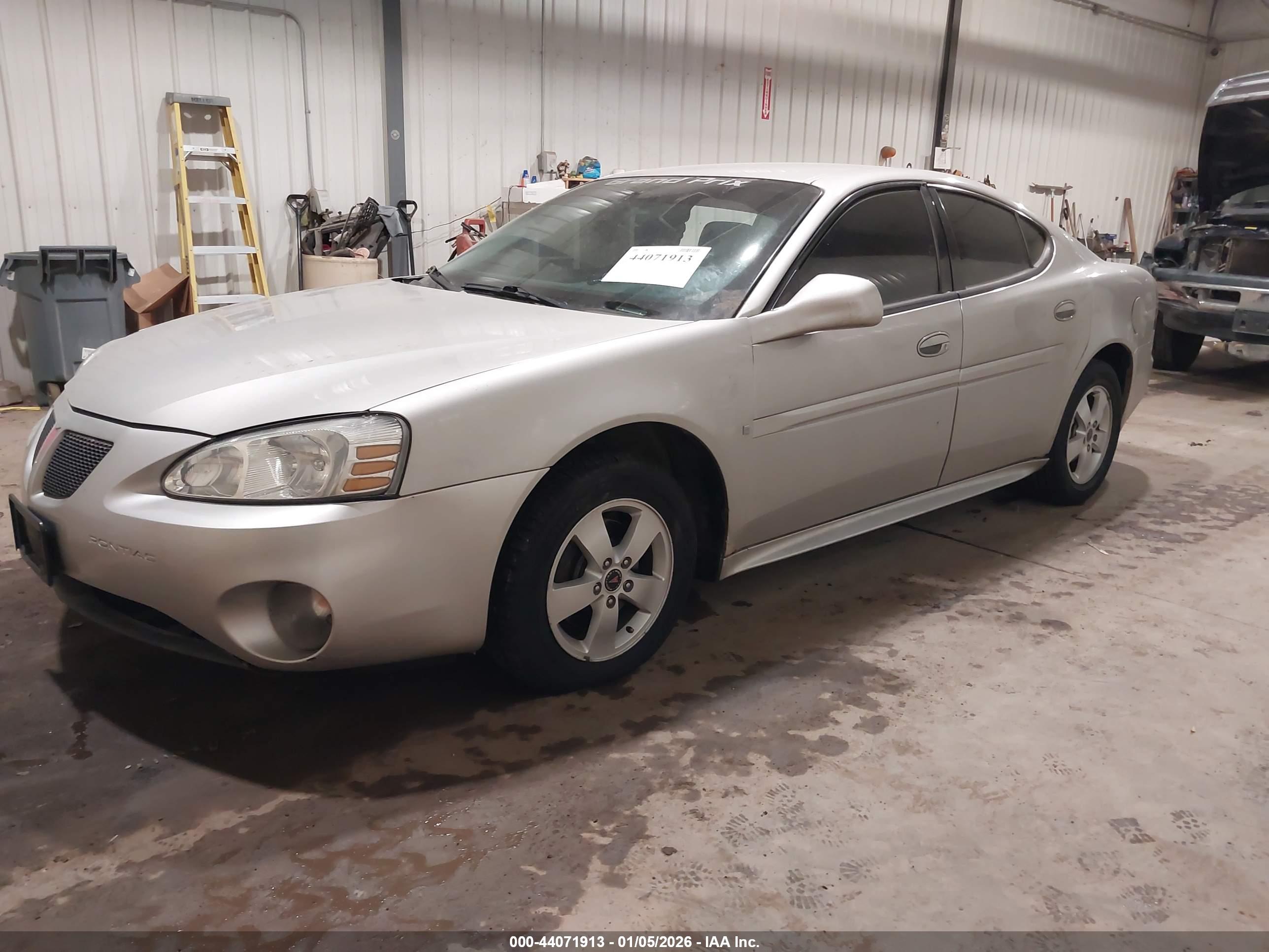 PONTIAC GRAND image 2