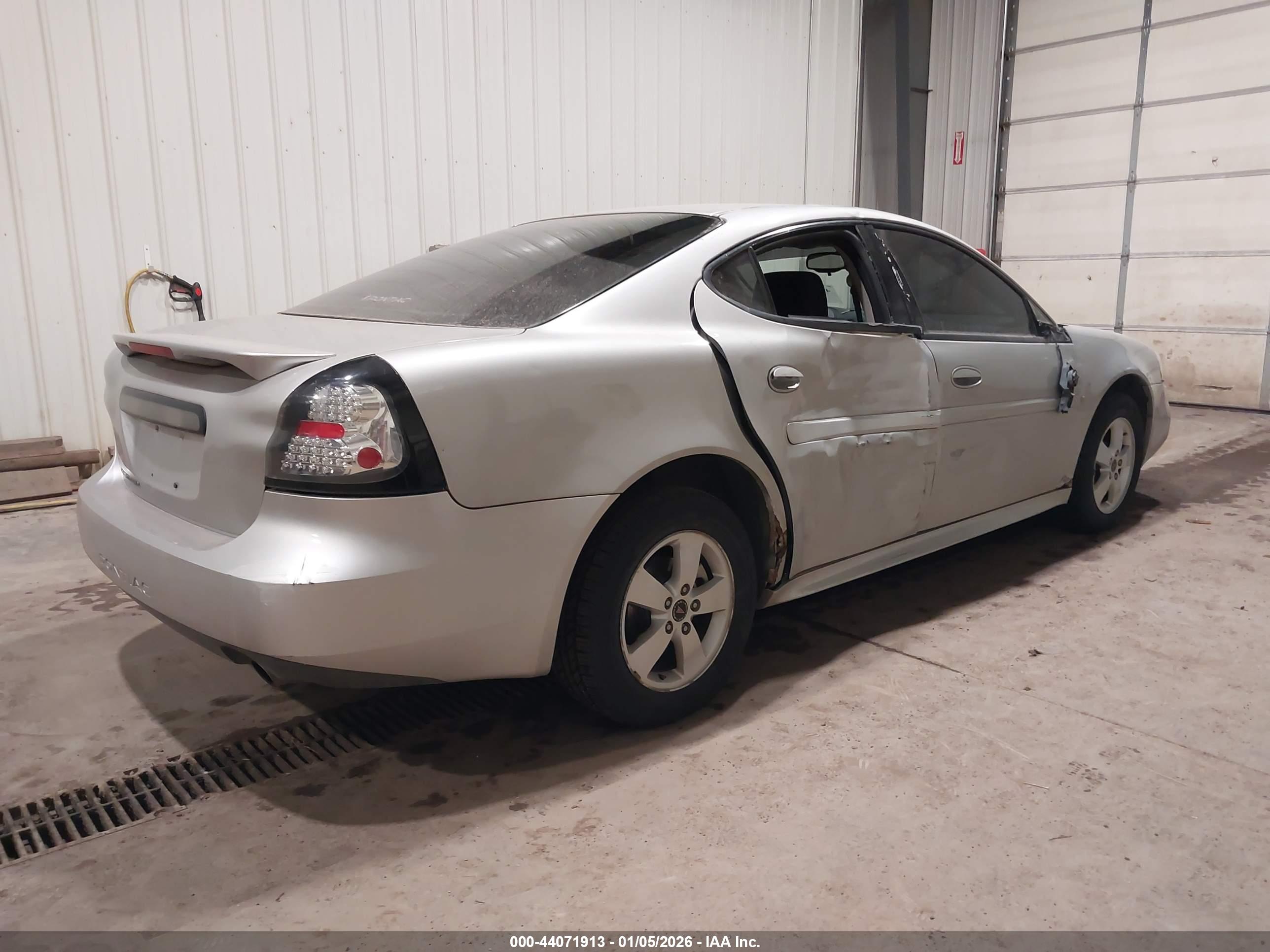 PONTIAC GRAND image 4