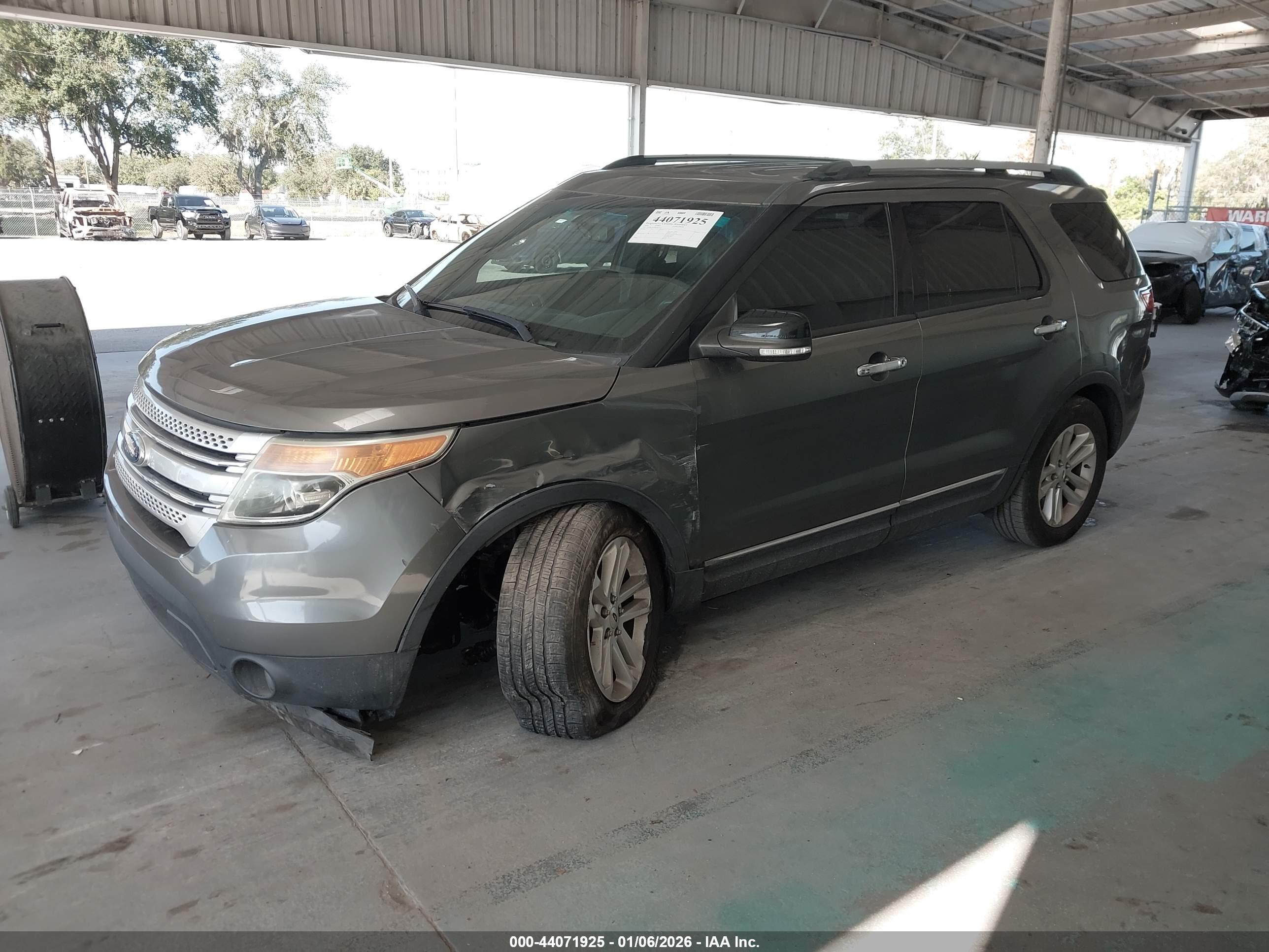 FORD EXPLORER image 2