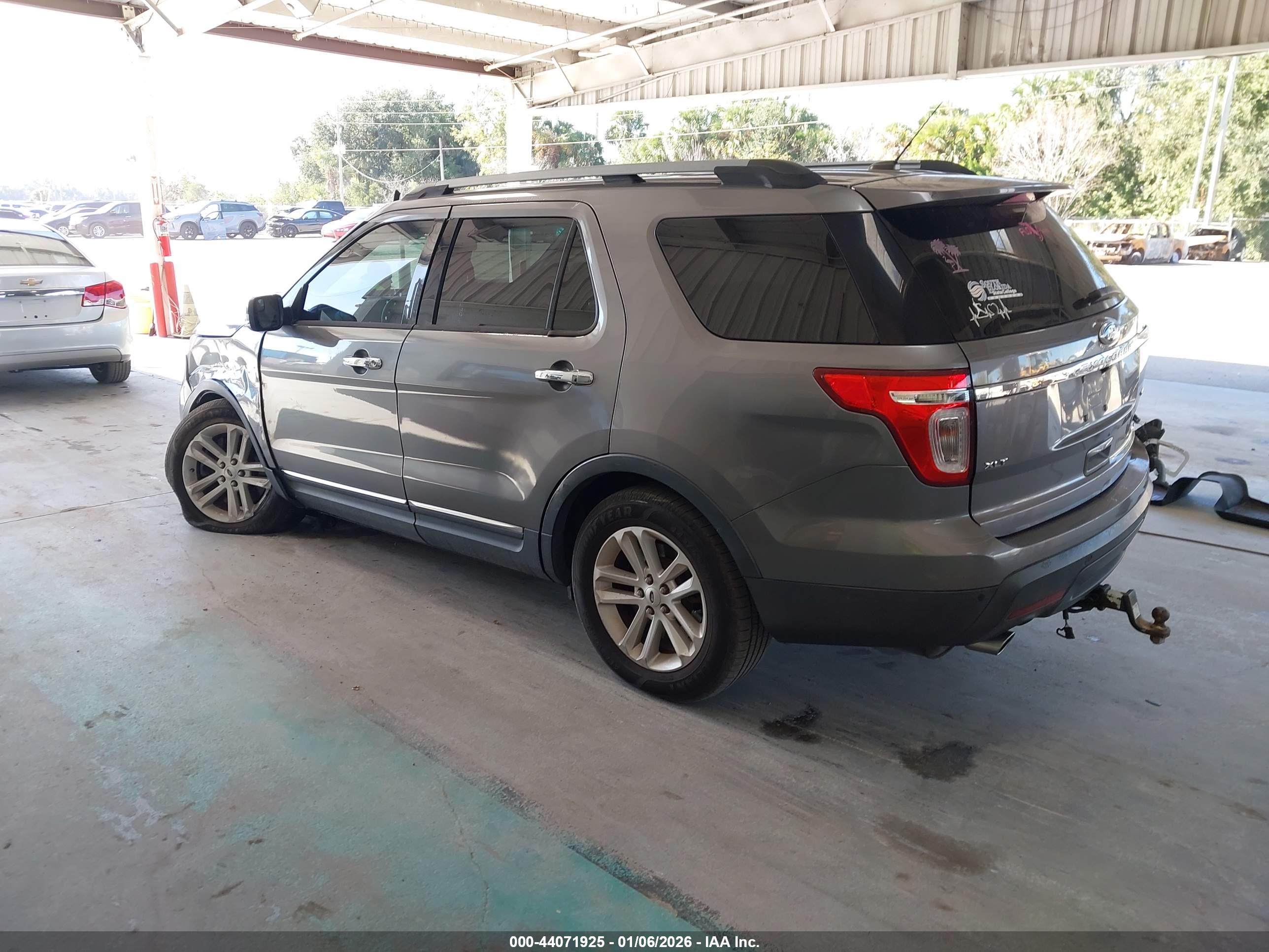 FORD EXPLORER image 3