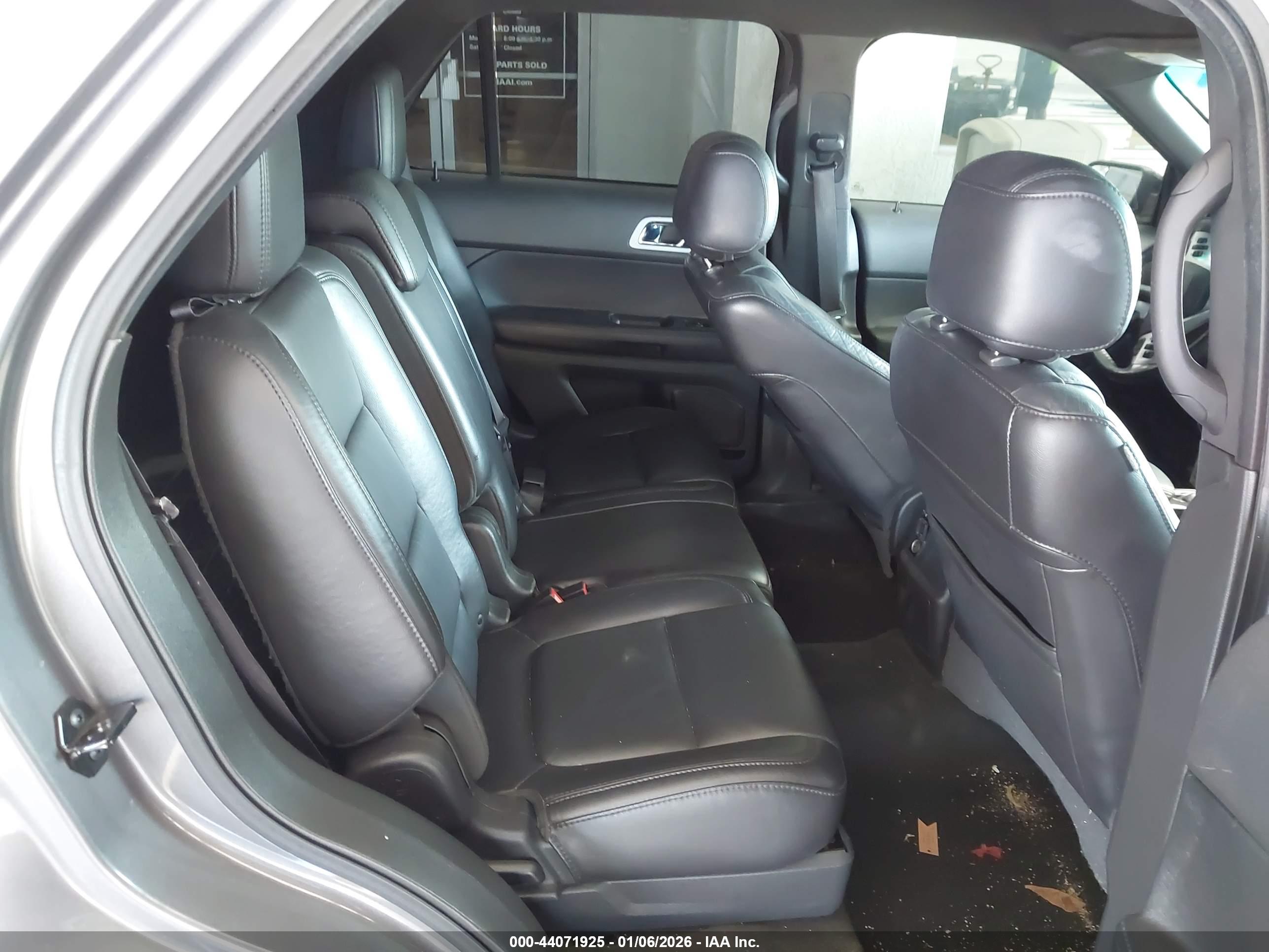 FORD EXPLORER image 8