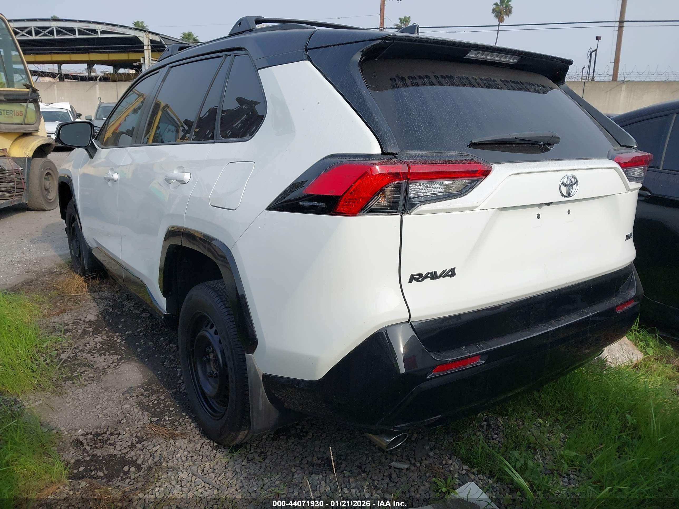 TOYOTA RAV4 image 3