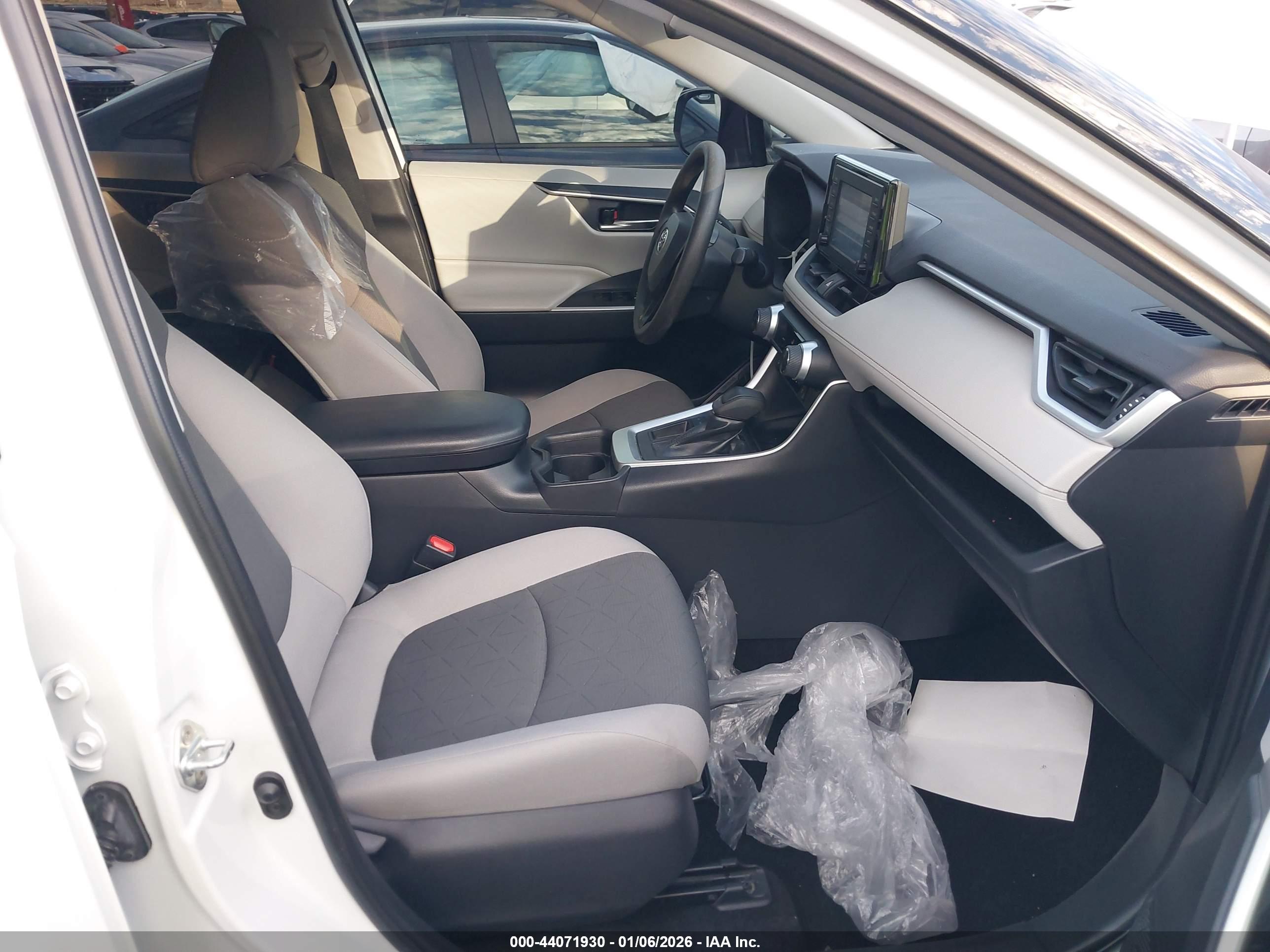 TOYOTA RAV4 image 5