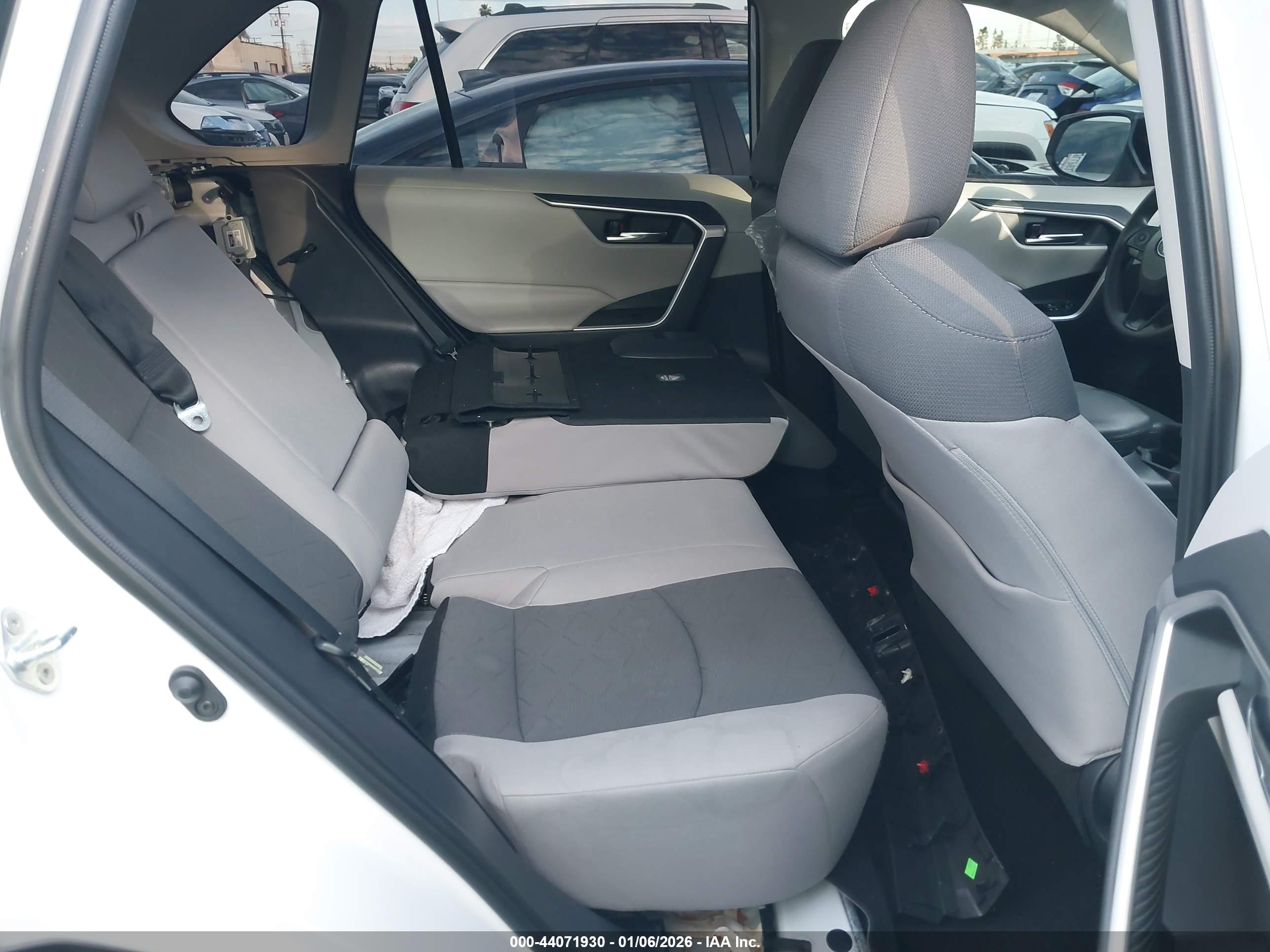 TOYOTA RAV4 image 8