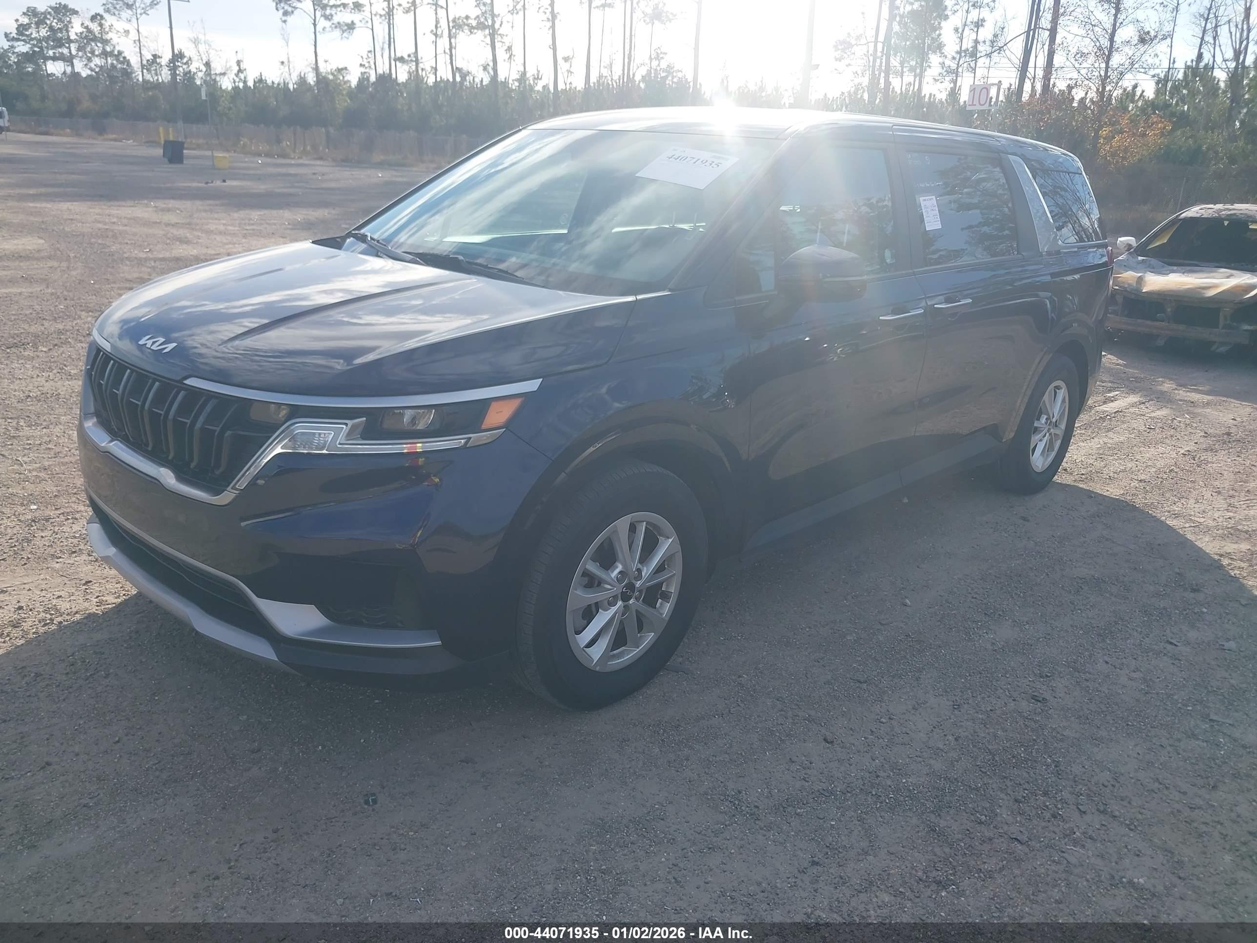 KIA CARNIVAL image 2