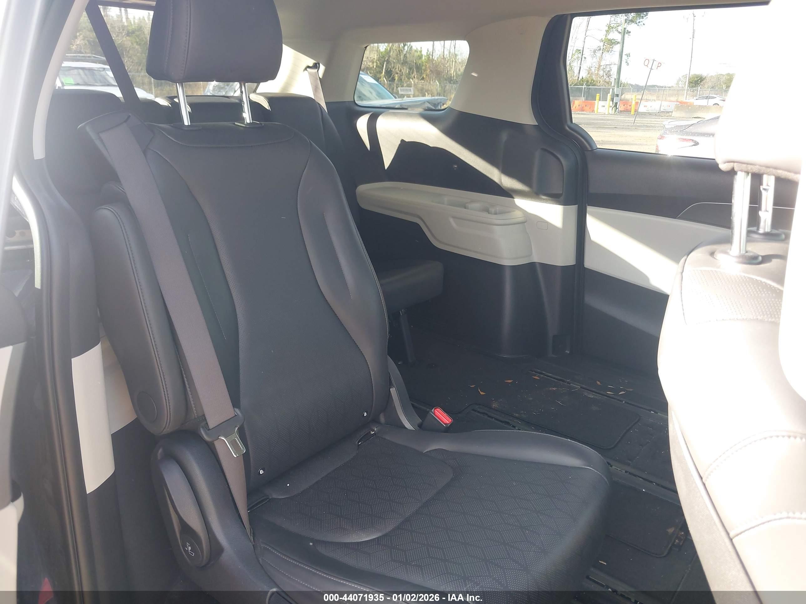 KIA CARNIVAL image 8