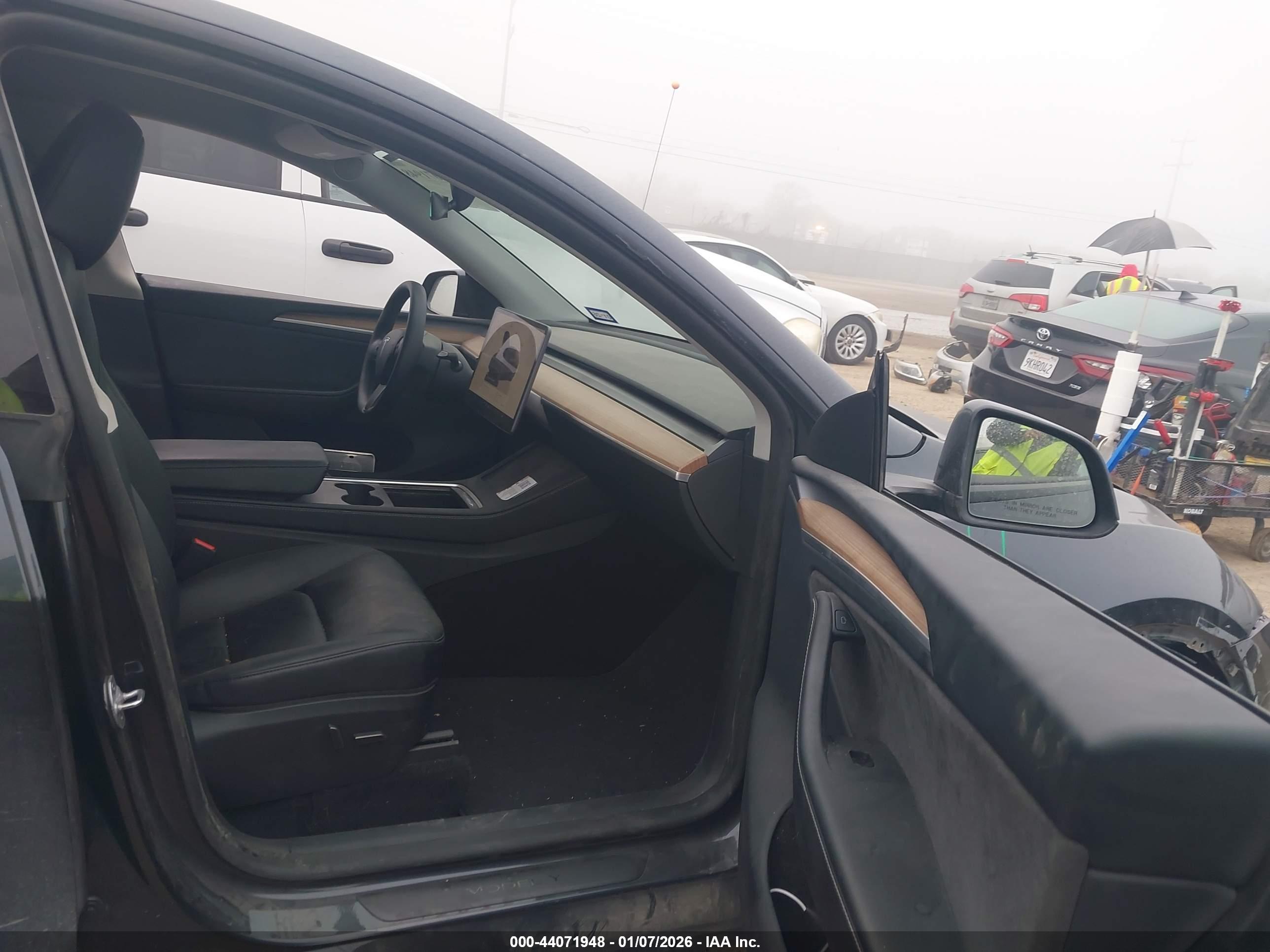 TESLA MODEL image 5