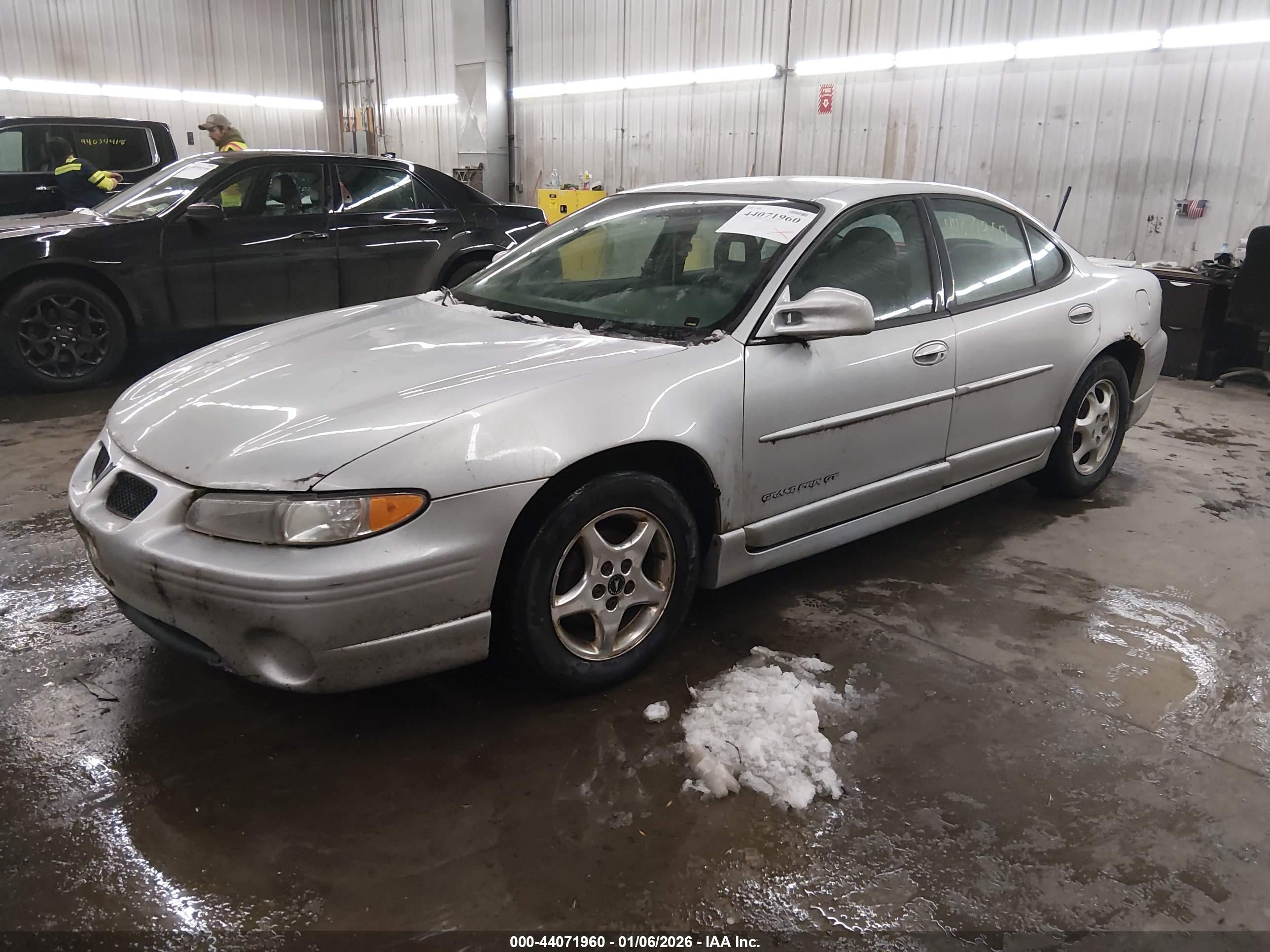 PONTIAC GRAND image 2