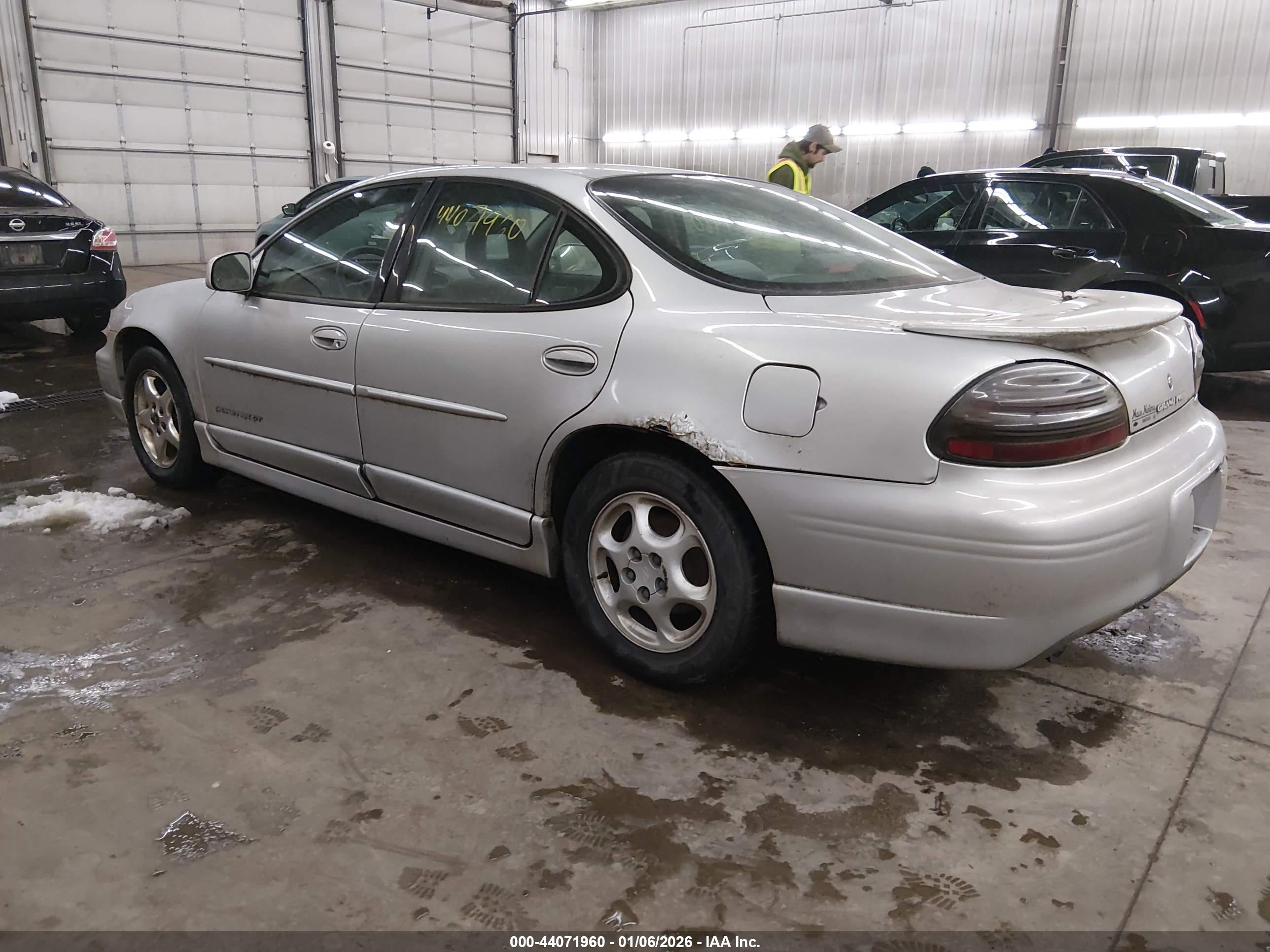 PONTIAC GRAND image 3