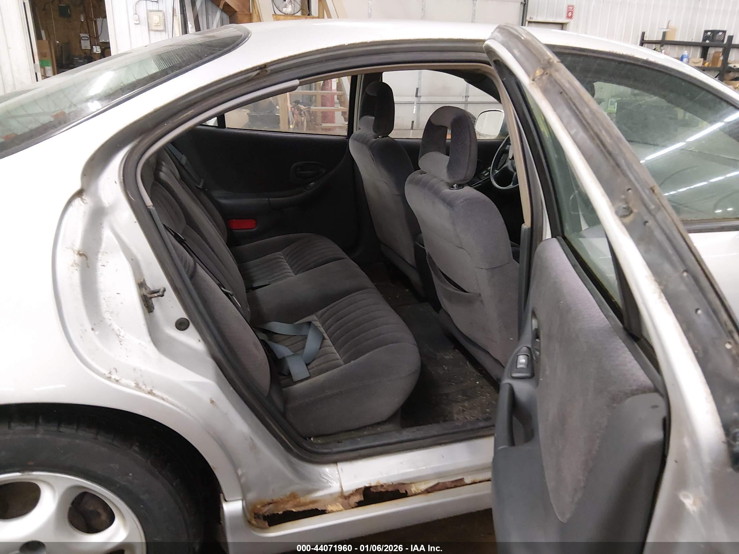 PONTIAC GRAND image 8