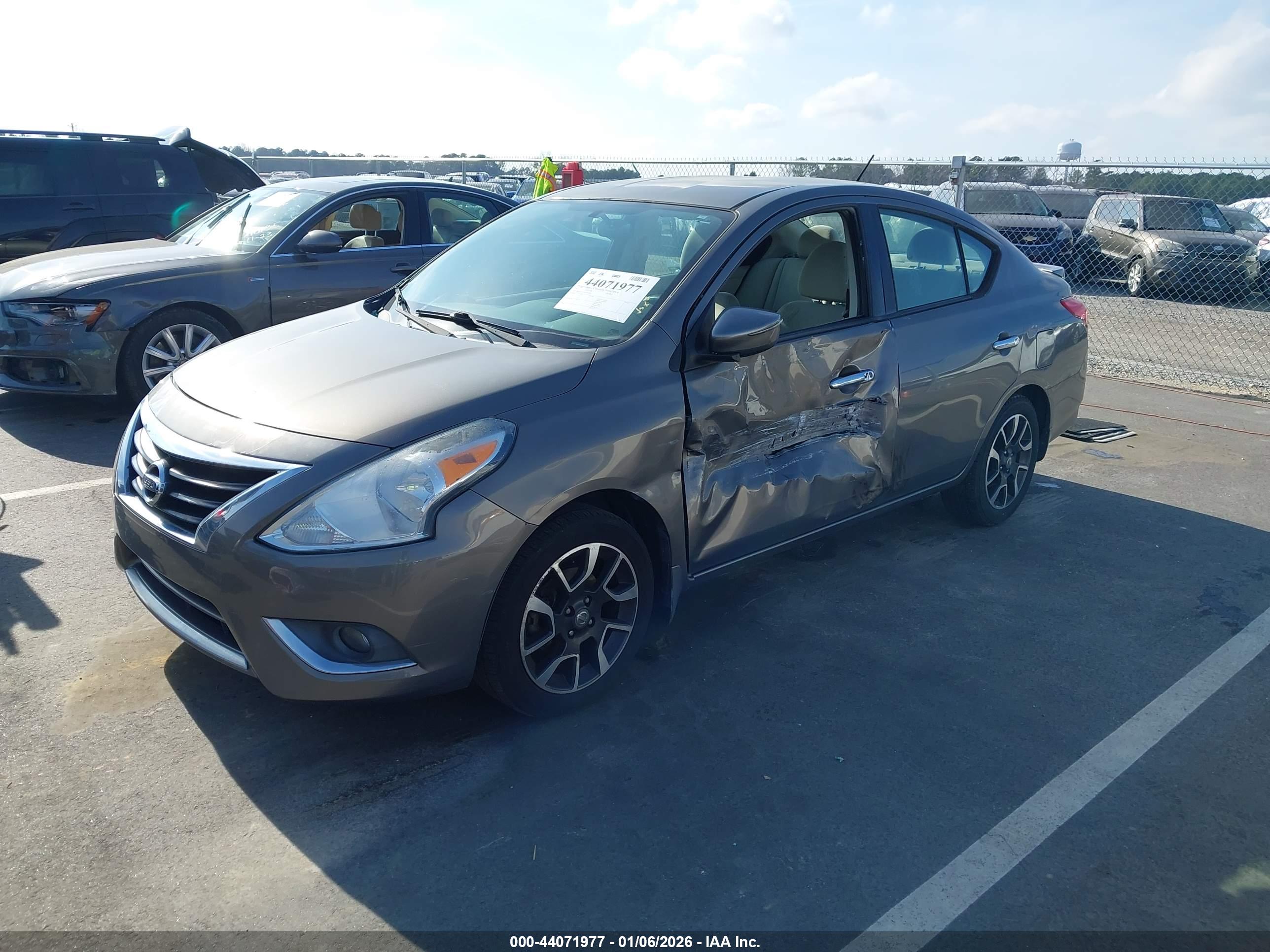 NISSAN VERSA image 2