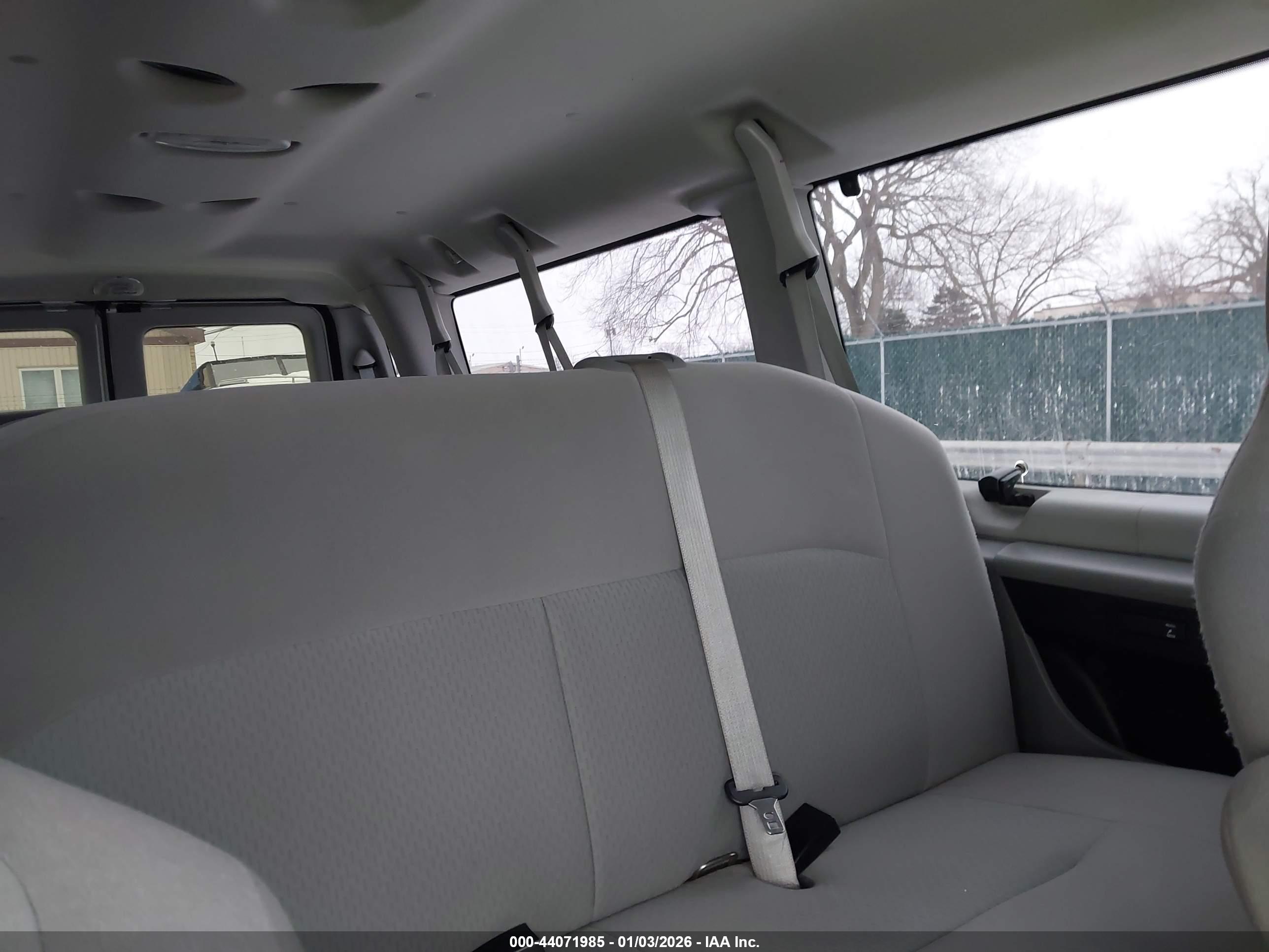 FORD E-350 image 8