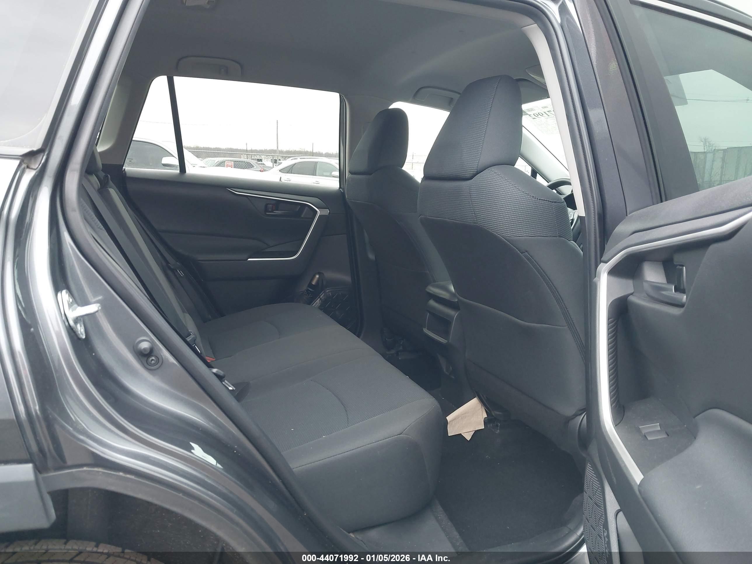 TOYOTA RAV4 image 8