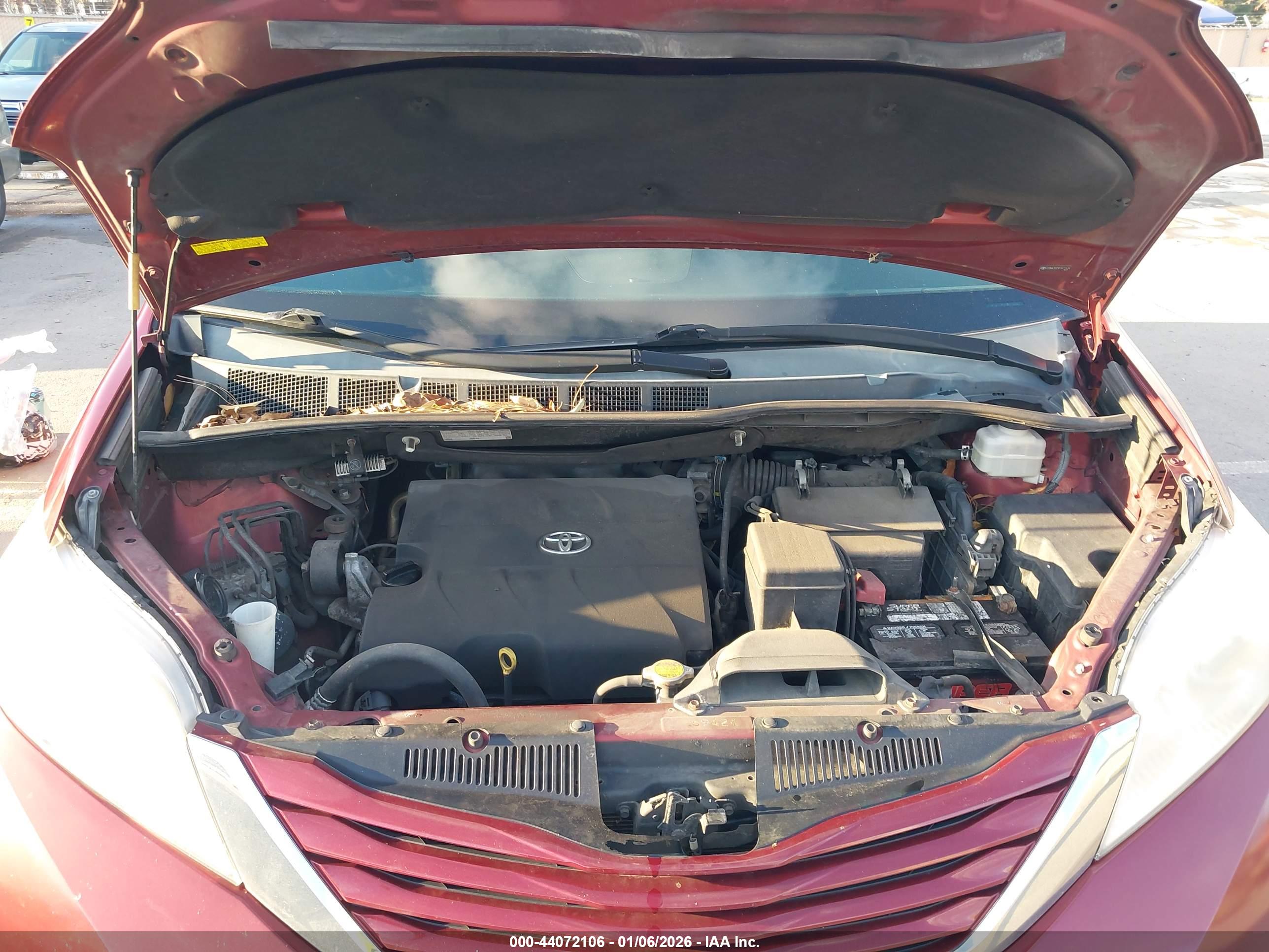 TOYOTA SIENNA image 10