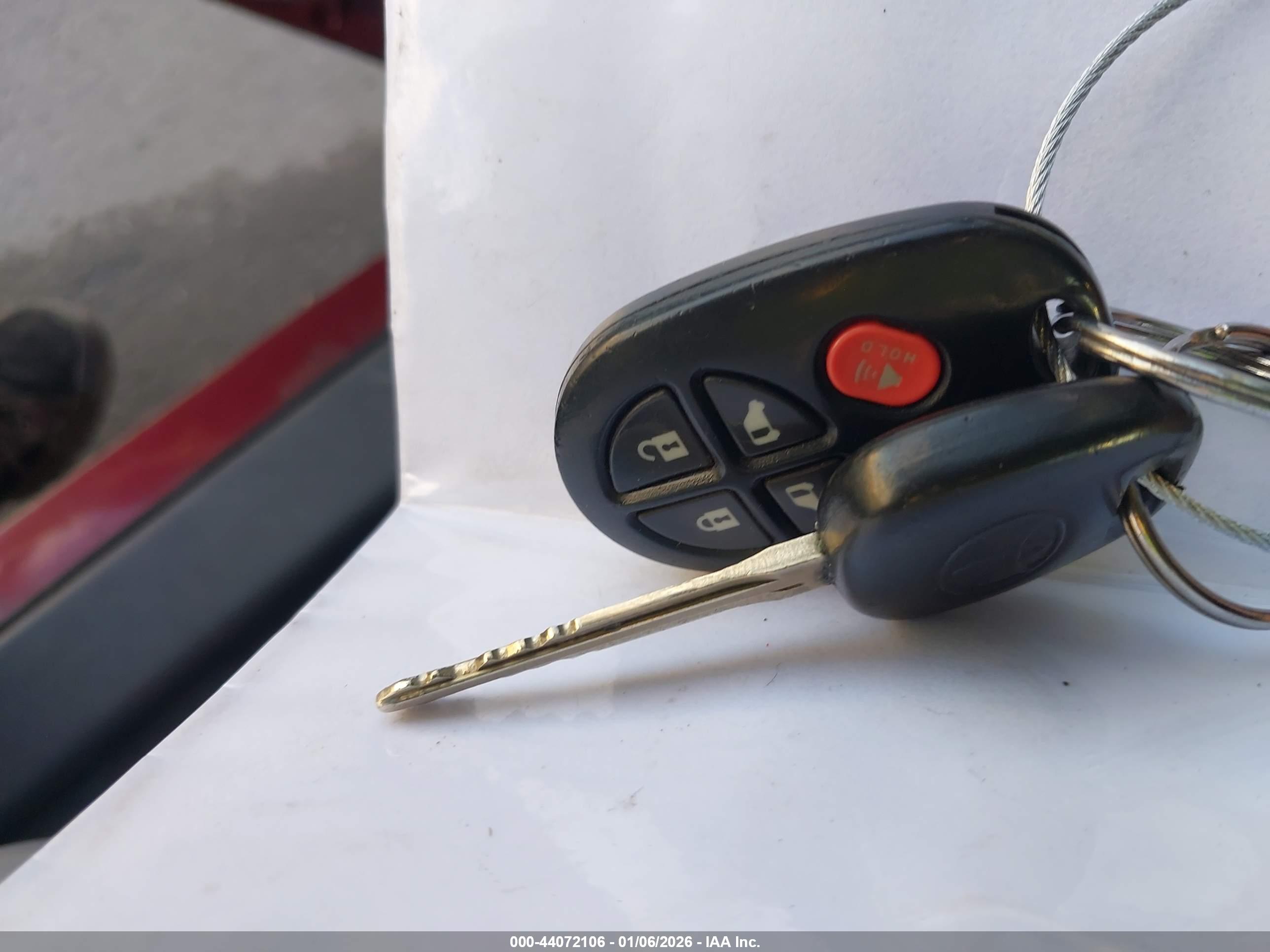 TOYOTA SIENNA image 11