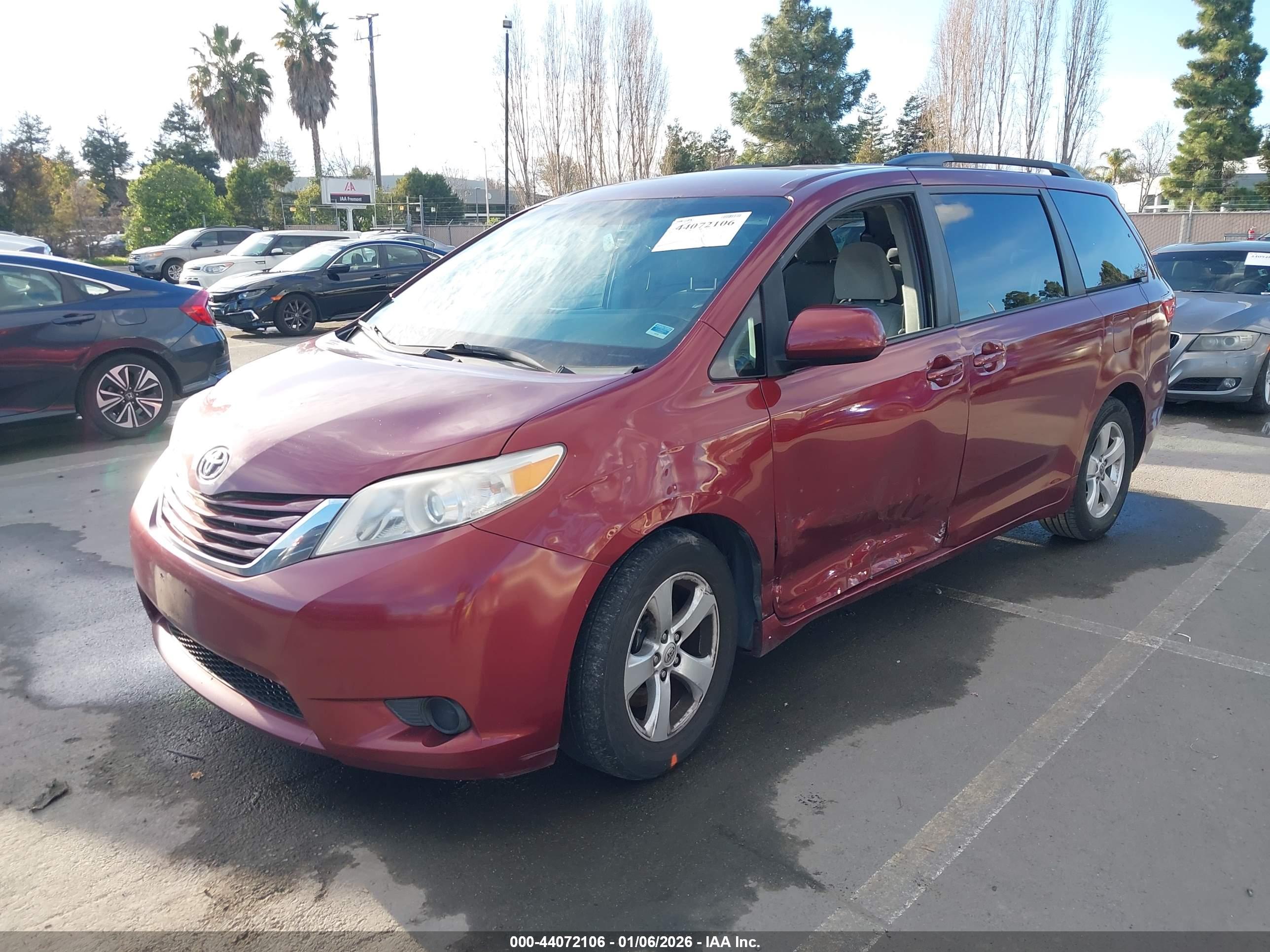 TOYOTA SIENNA image 2