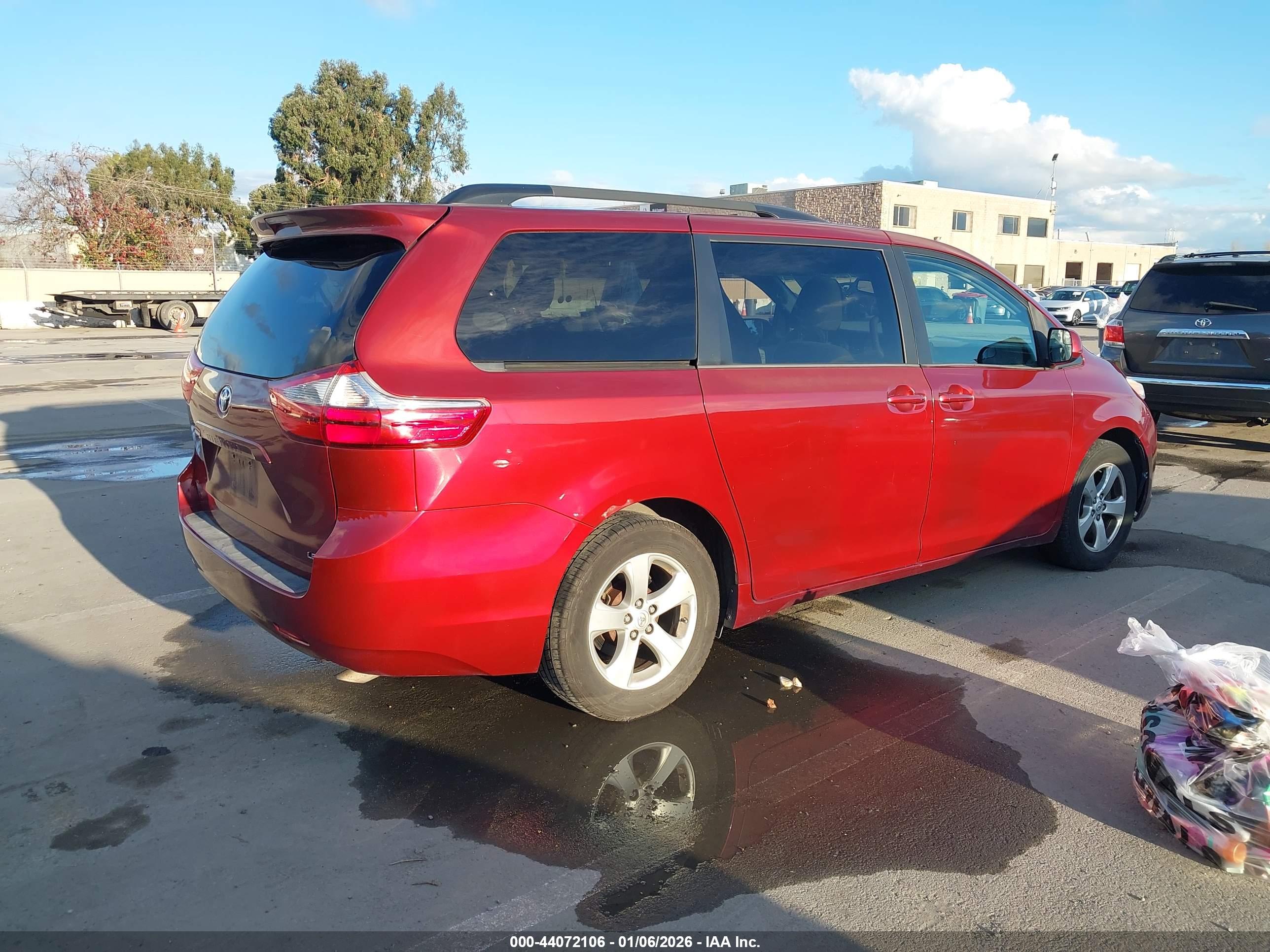 TOYOTA SIENNA image 4