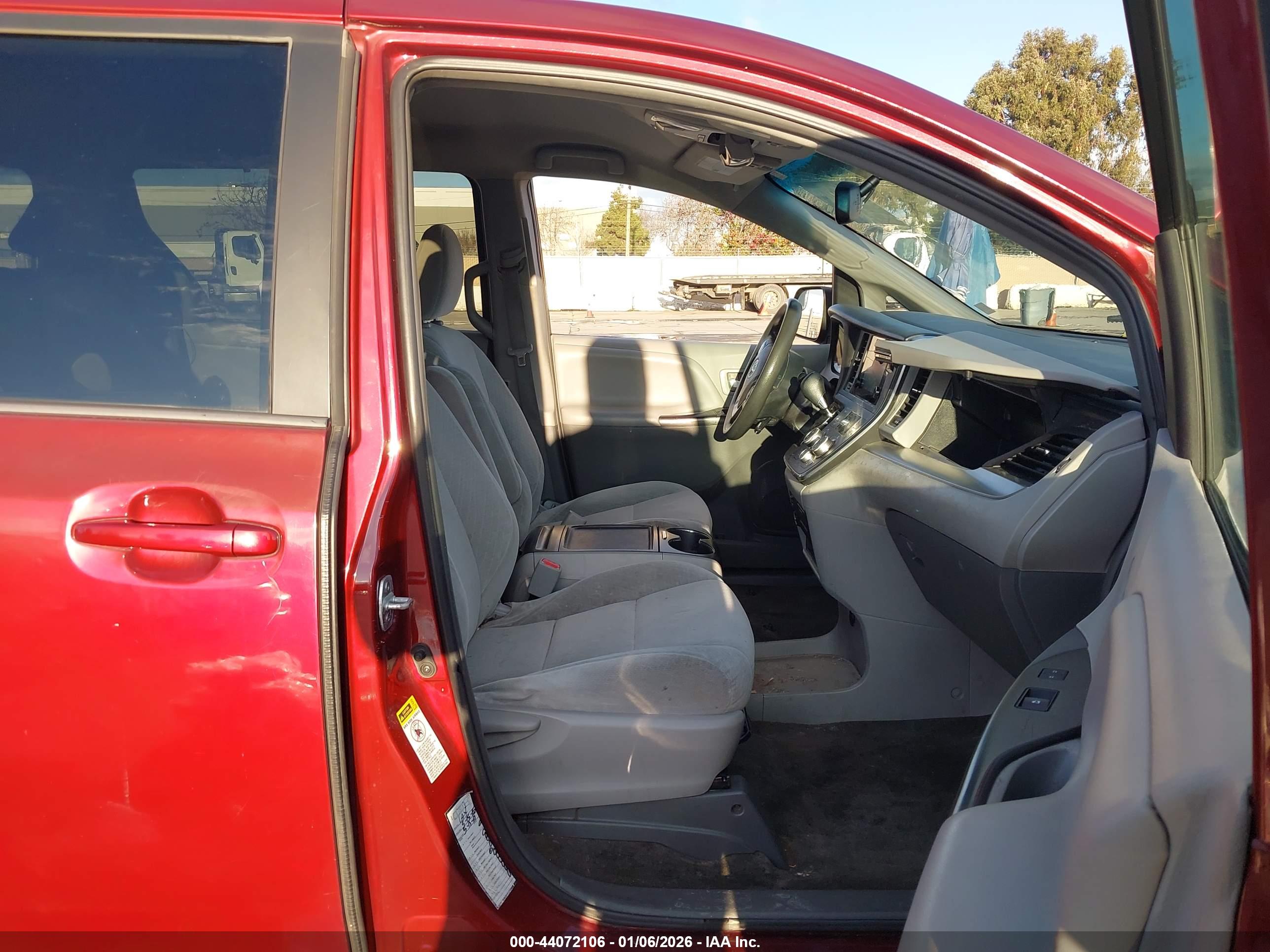 TOYOTA SIENNA image 5