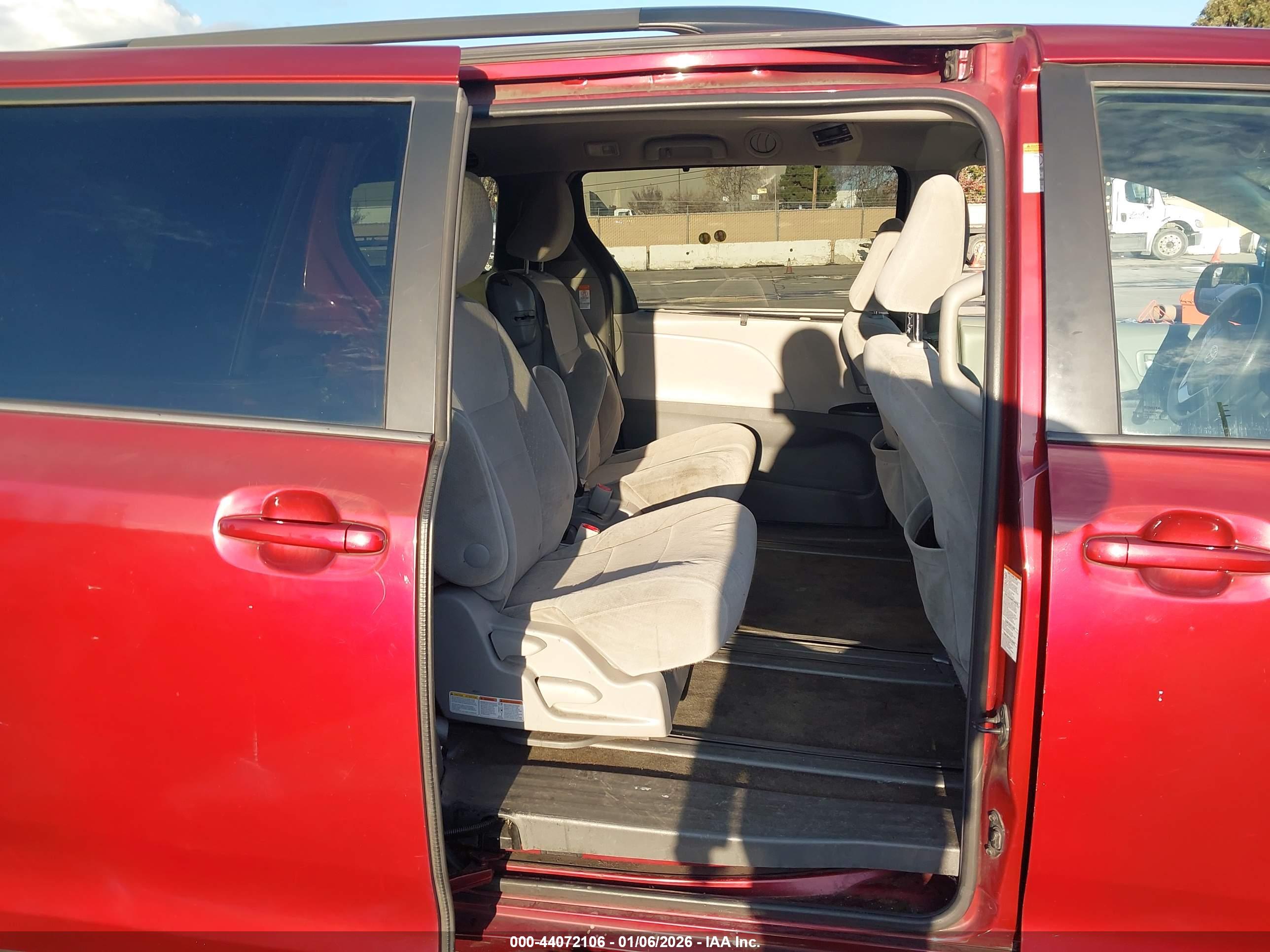 TOYOTA SIENNA image 8
