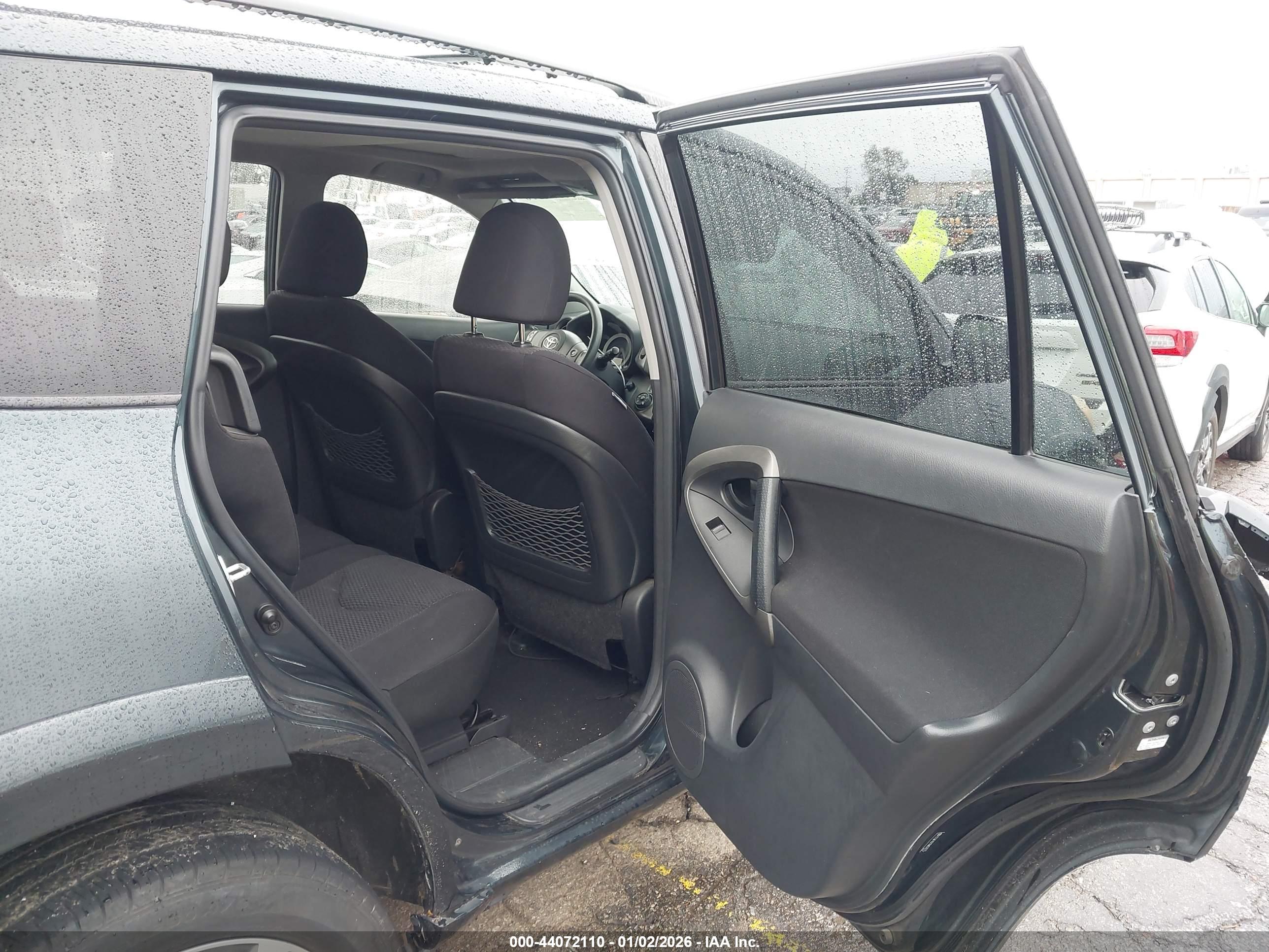 TOYOTA RAV4 image 8