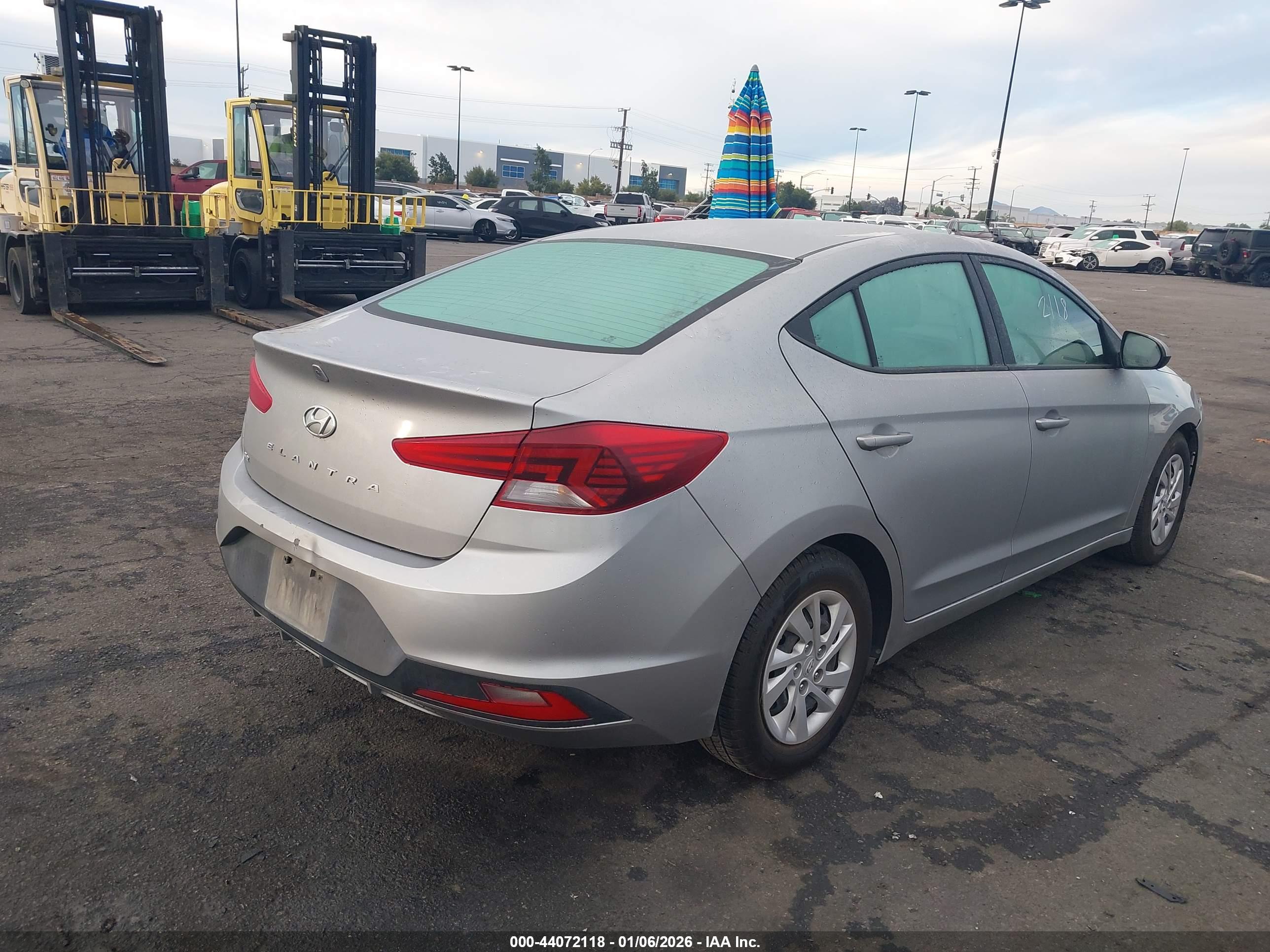 HYUNDAI ELANTRA image 4