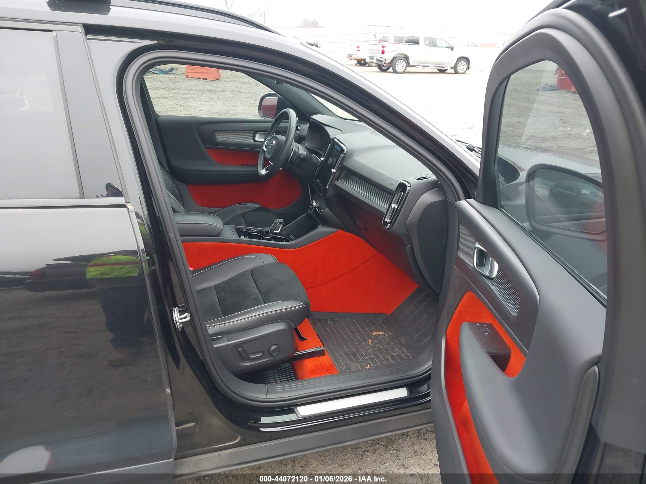 VOLVO XC40 image 5