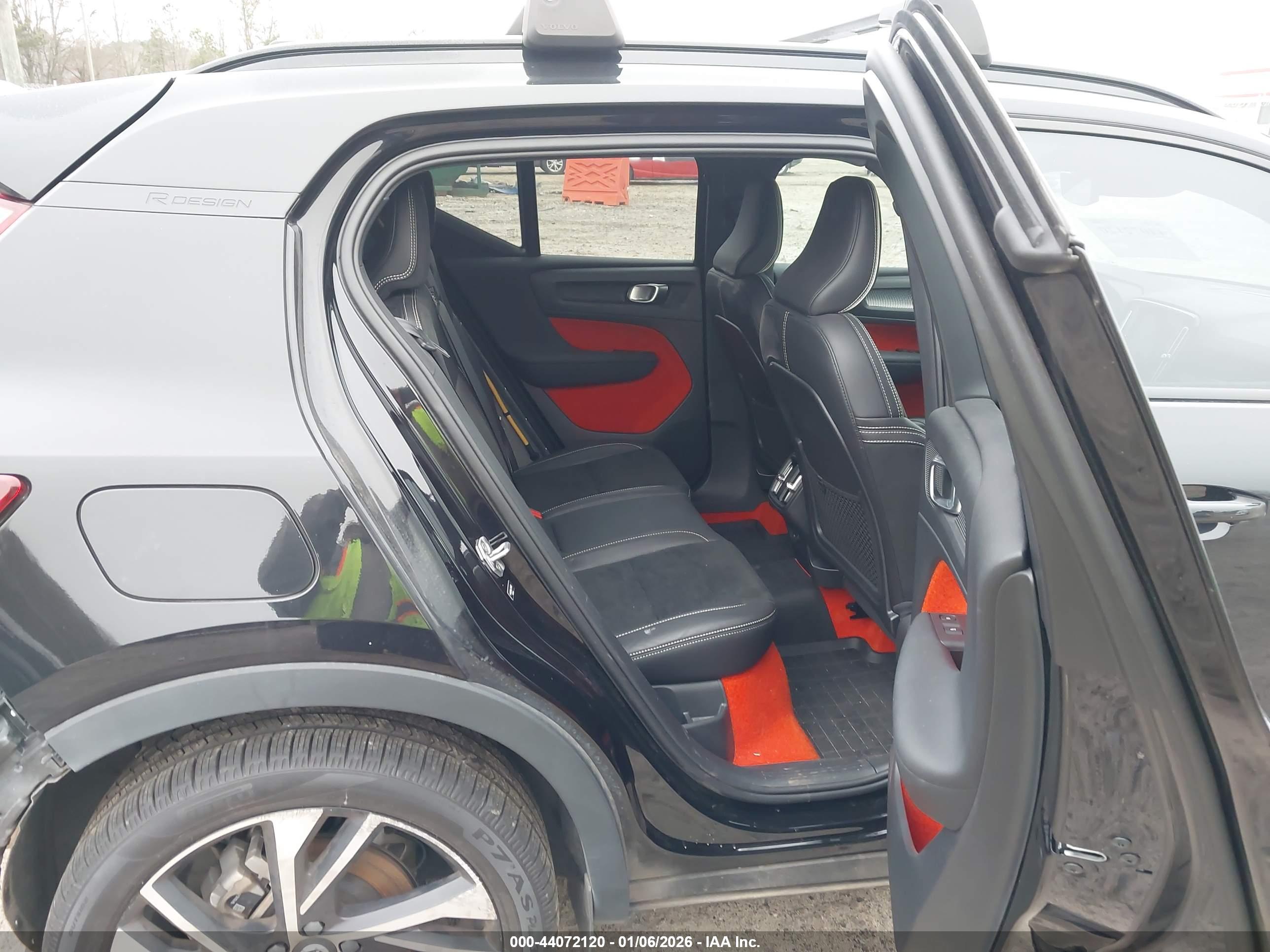 VOLVO XC40 image 8