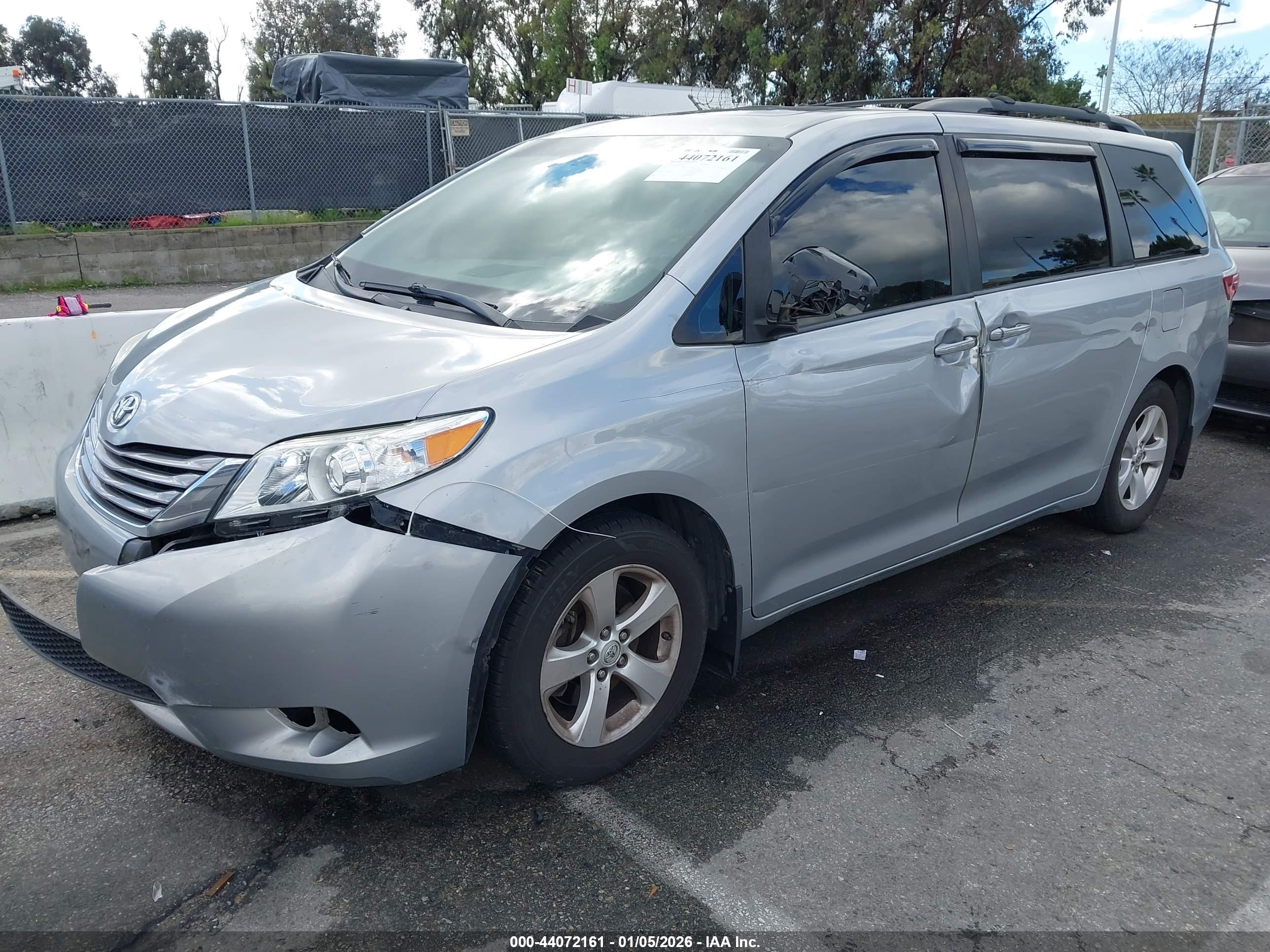TOYOTA SIENNA image 2
