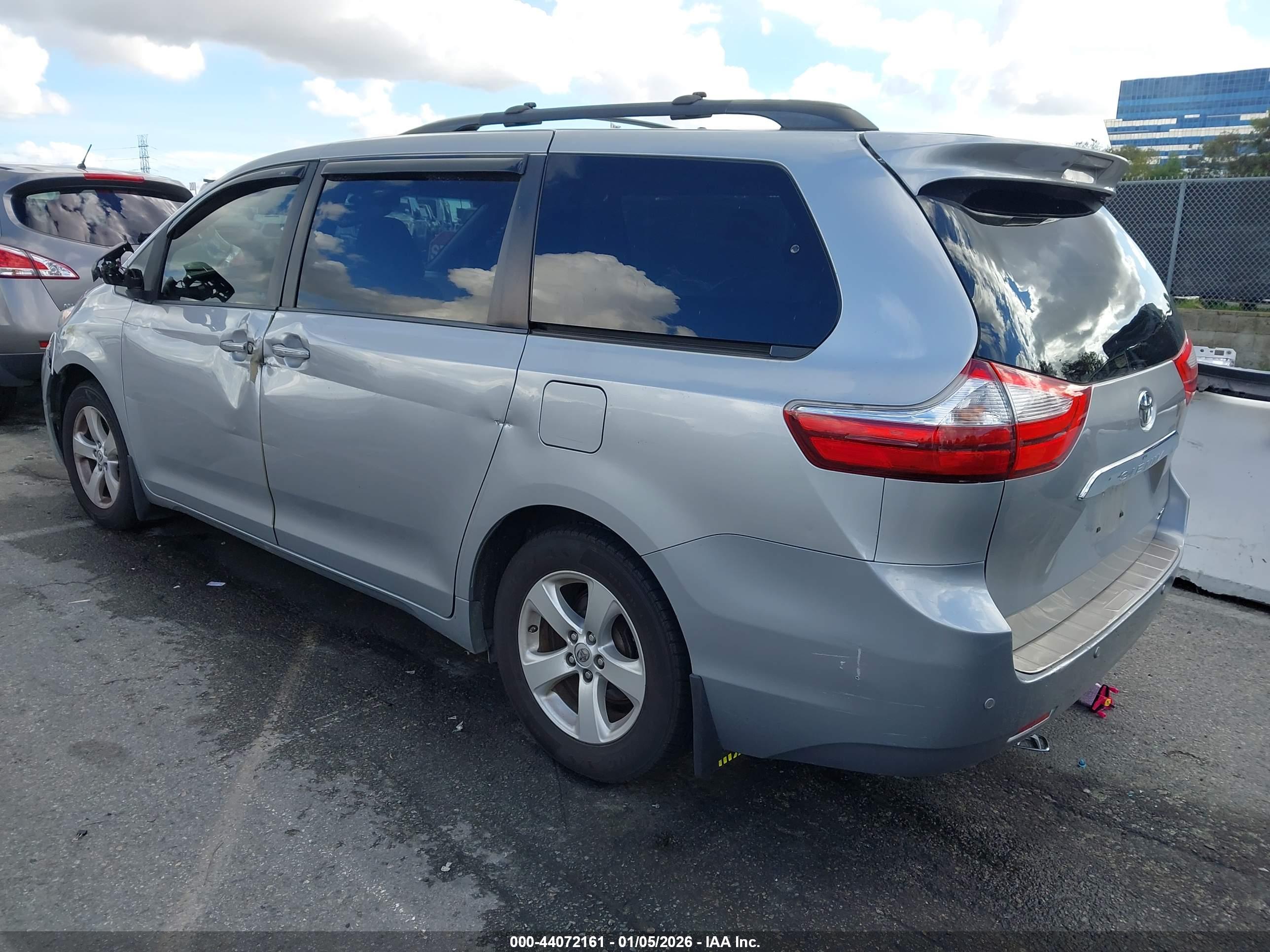 TOYOTA SIENNA image 3
