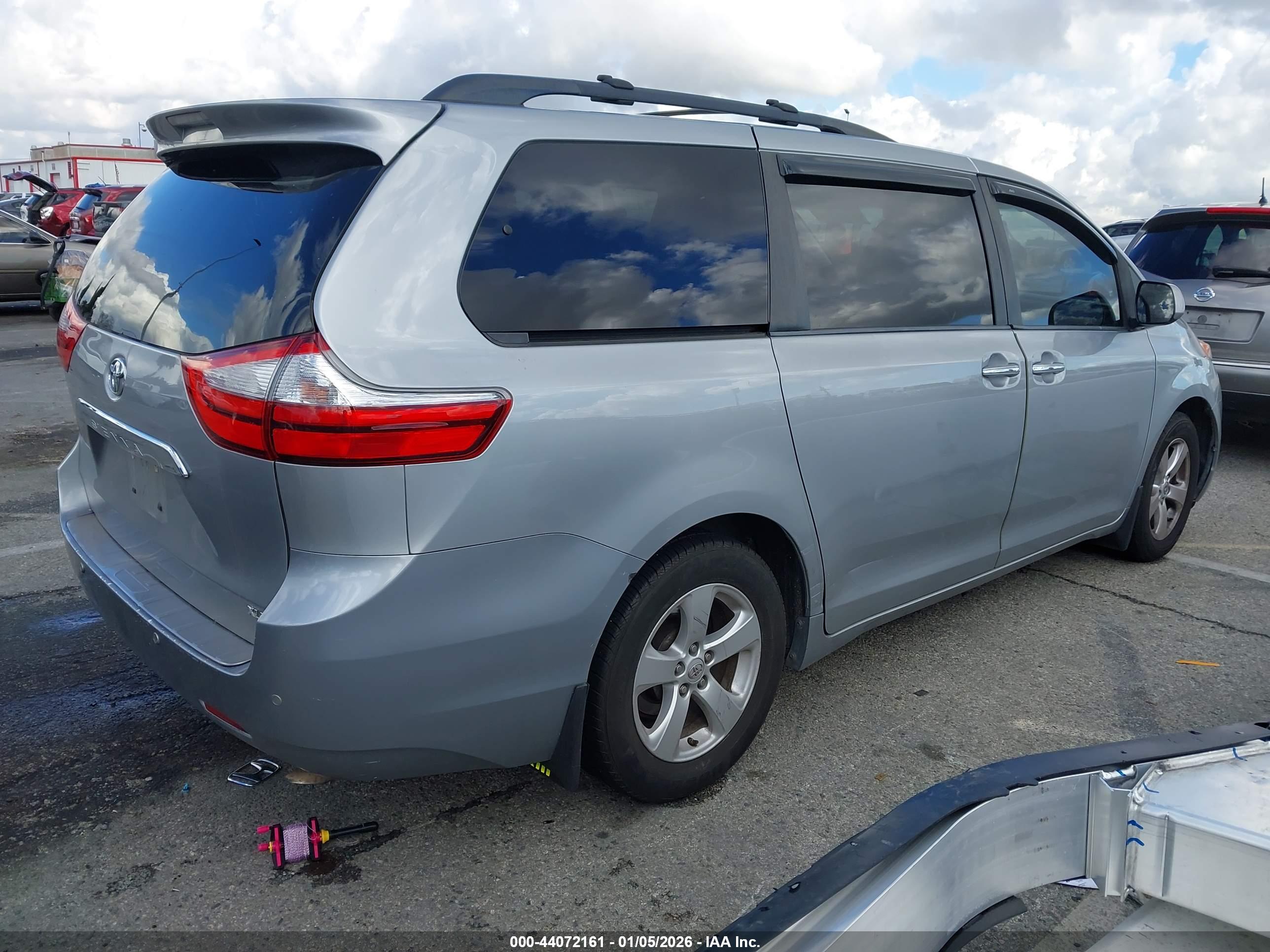 TOYOTA SIENNA image 4