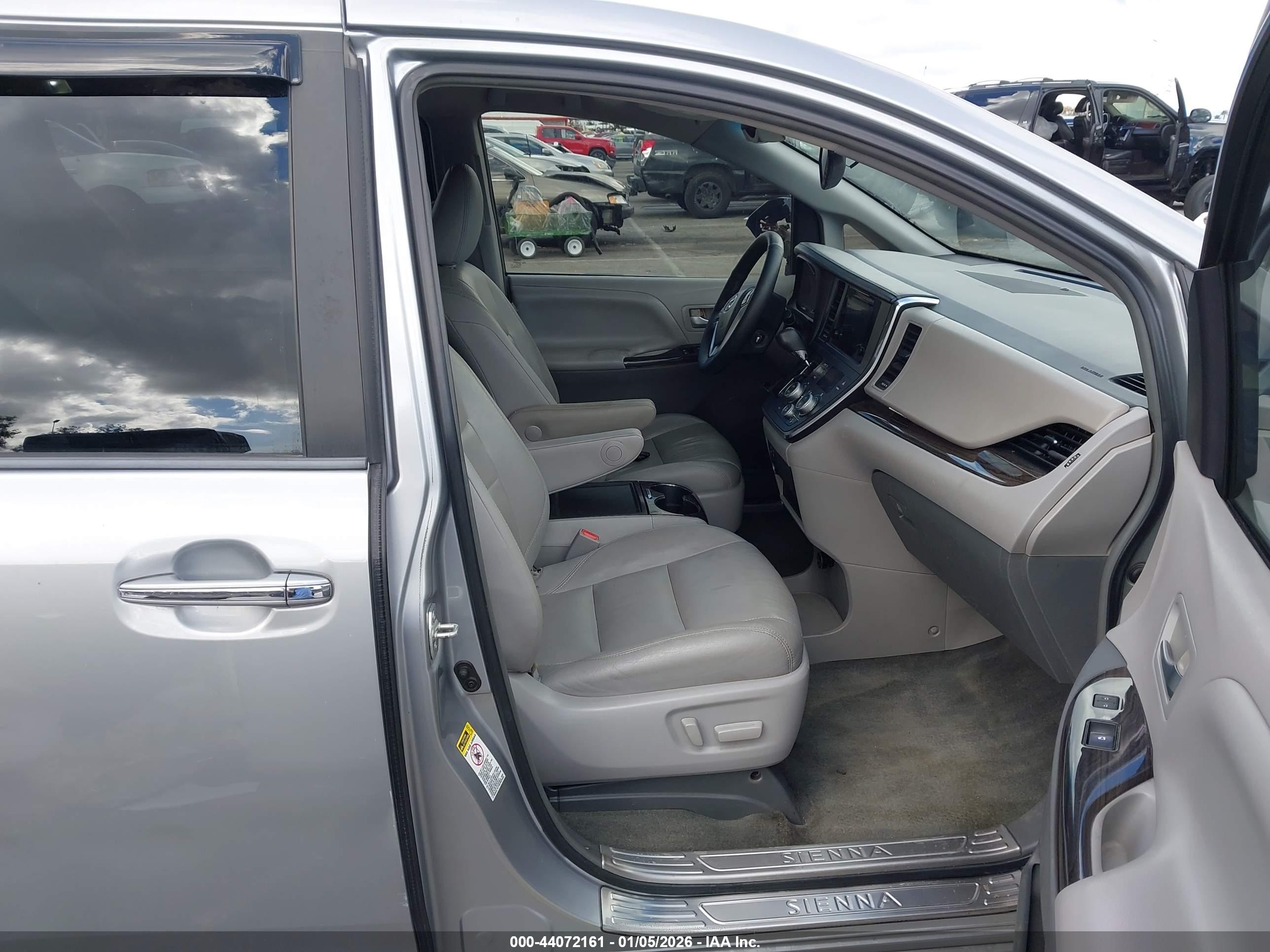 TOYOTA SIENNA image 5
