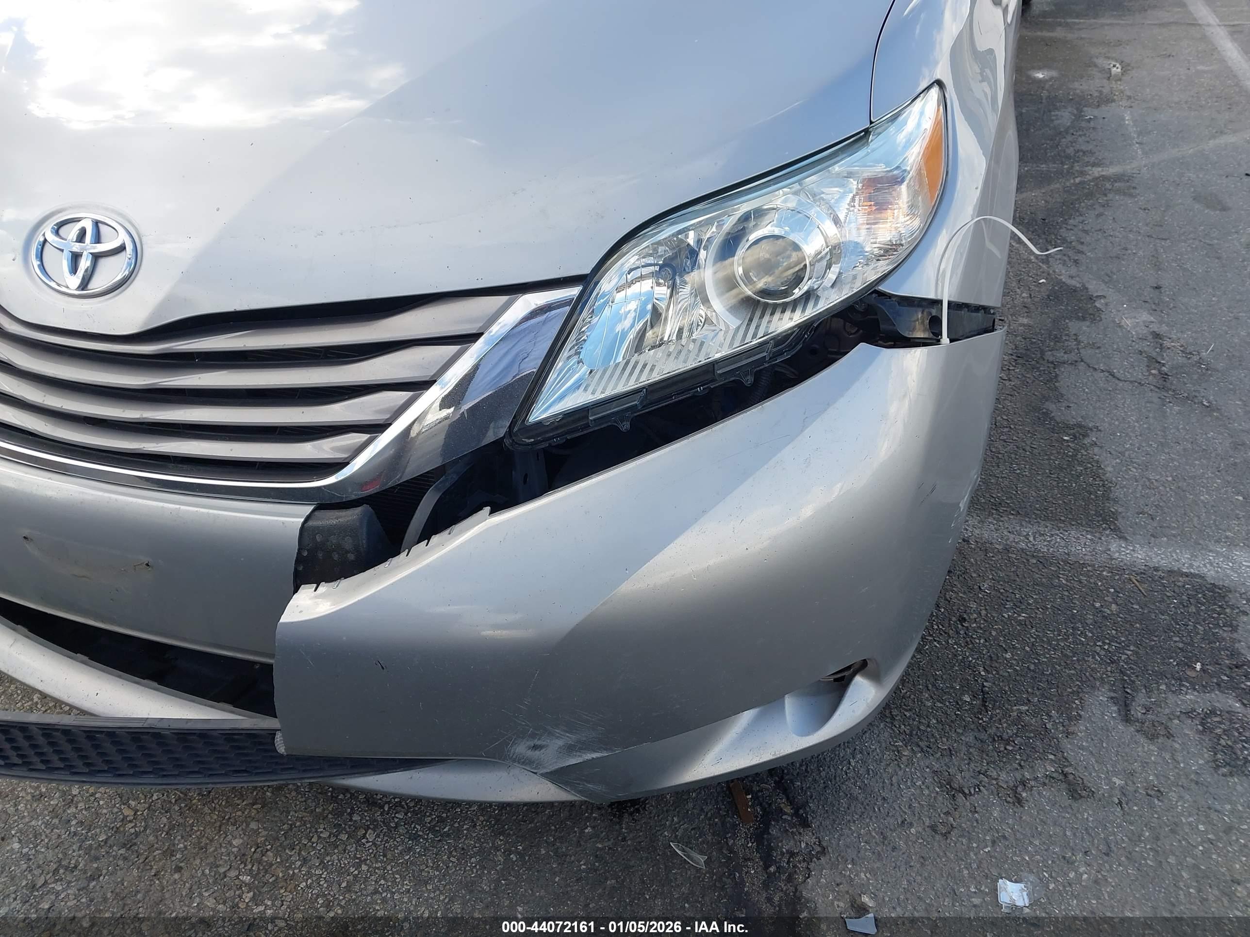 TOYOTA SIENNA image 6