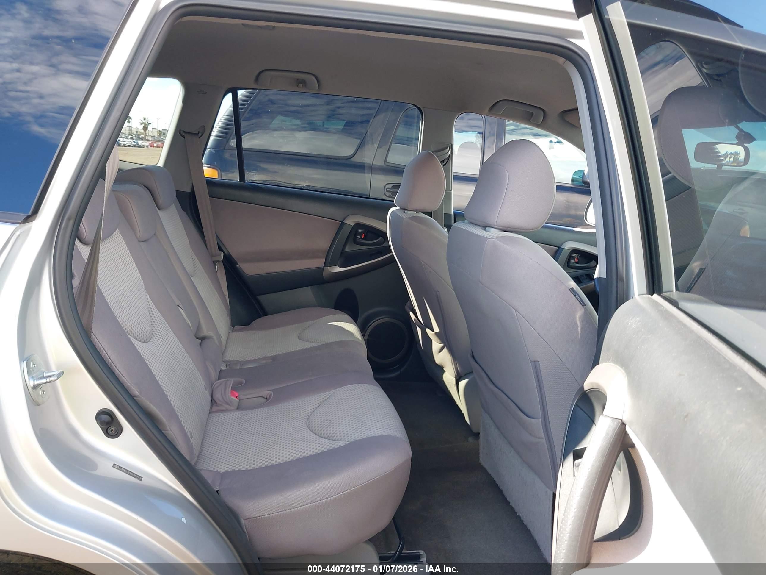 TOYOTA RAV4 image 8