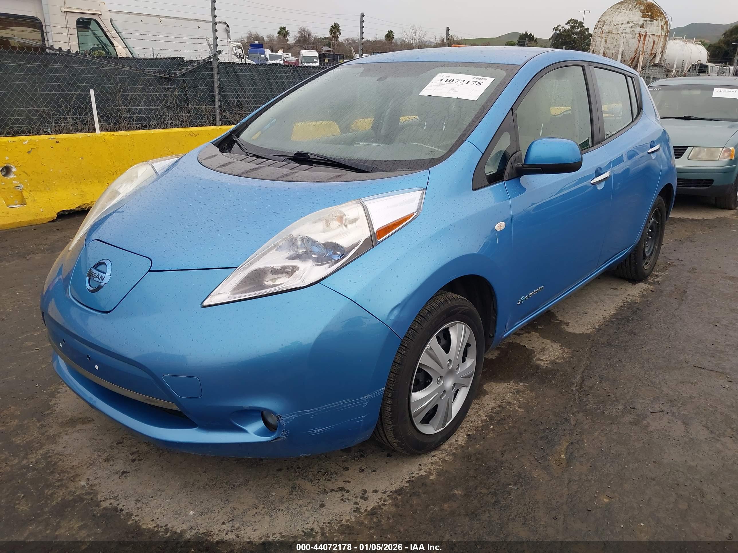 NISSAN LEAF image 2