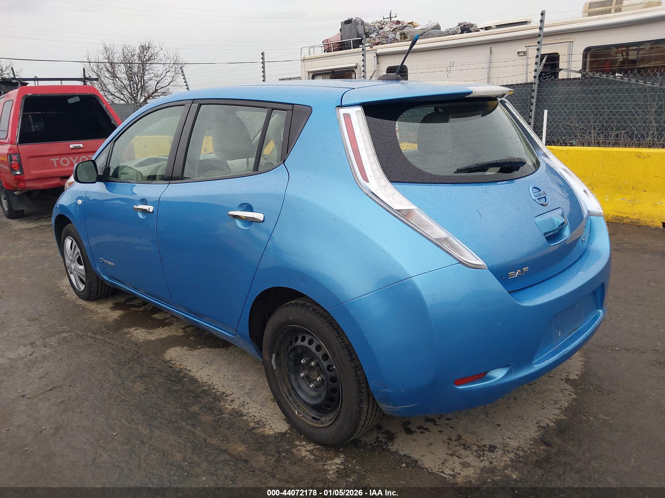 NISSAN LEAF image 3