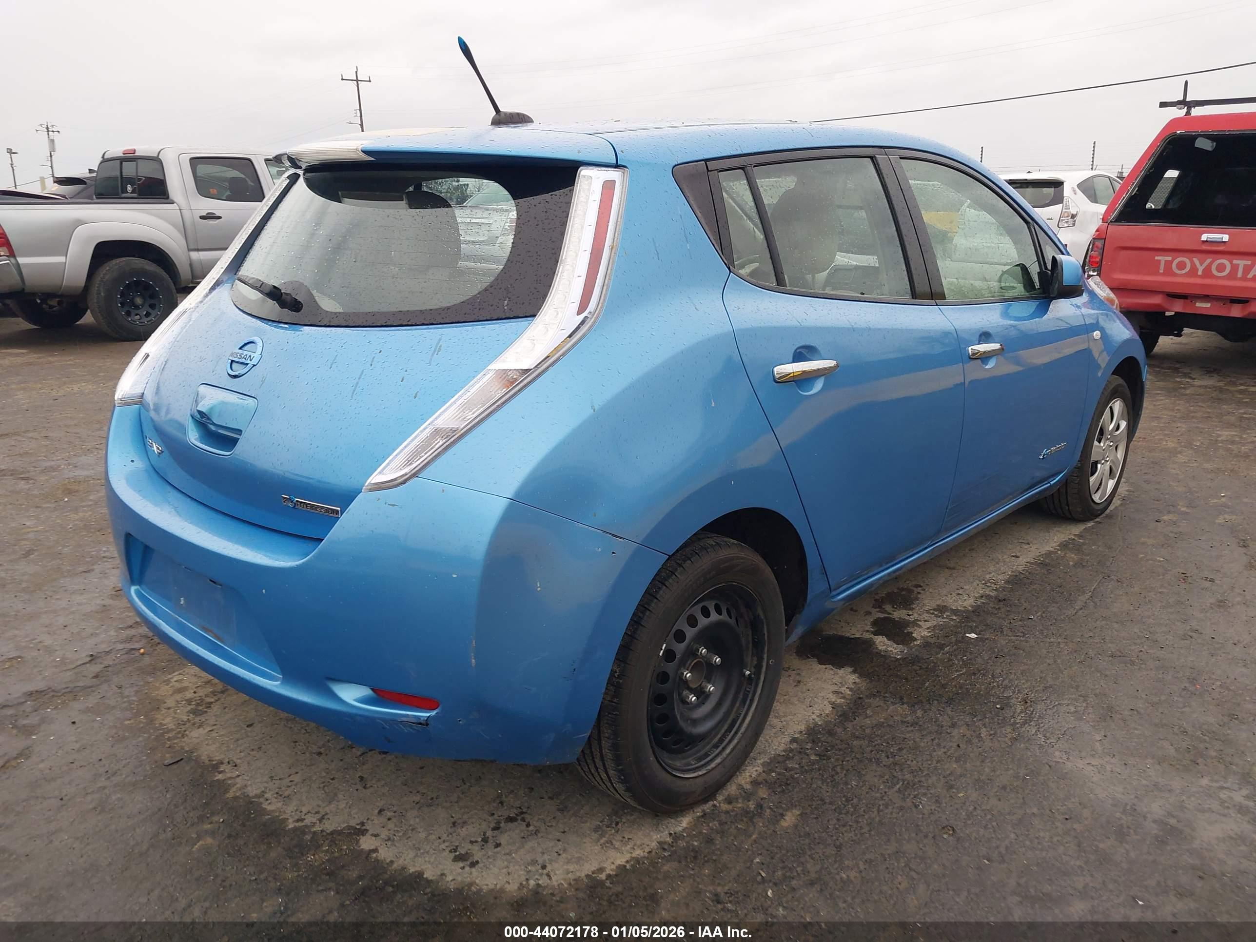 NISSAN LEAF image 4