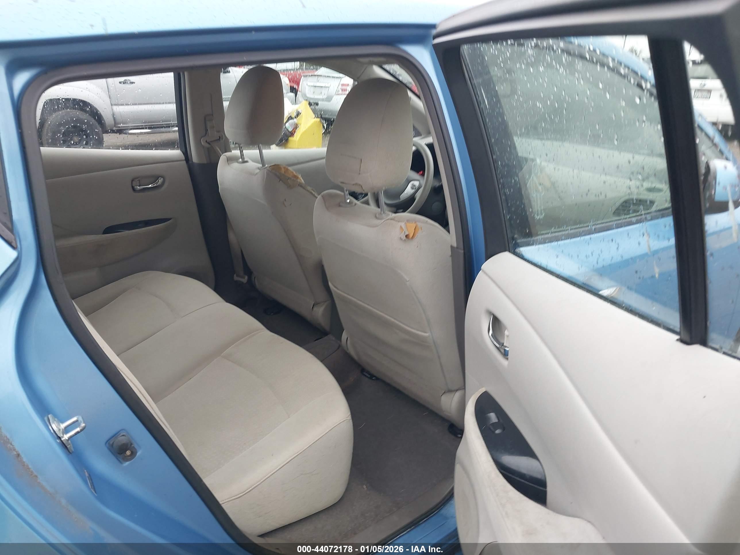 NISSAN LEAF image 8