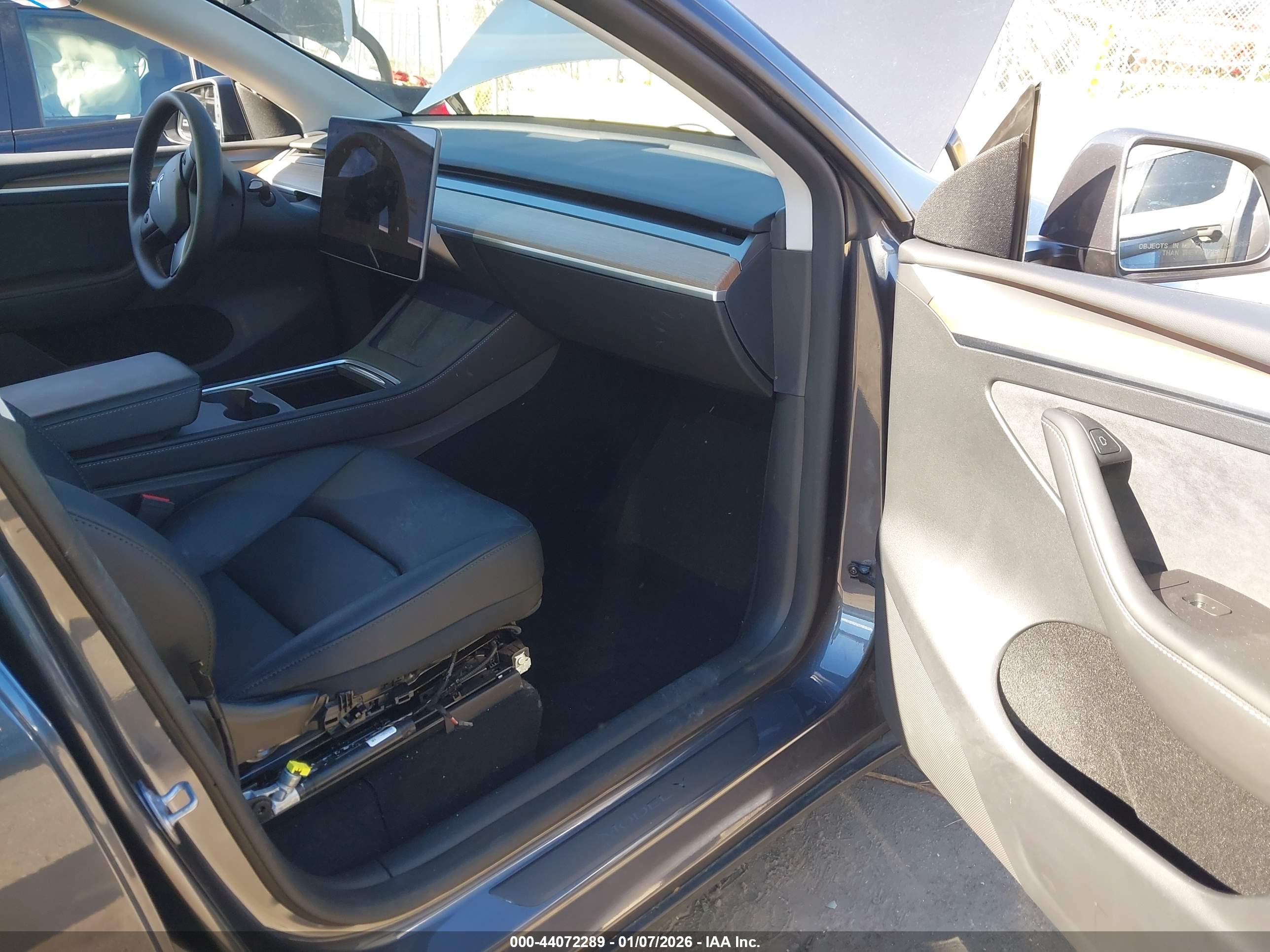 TESLA MODEL image 5