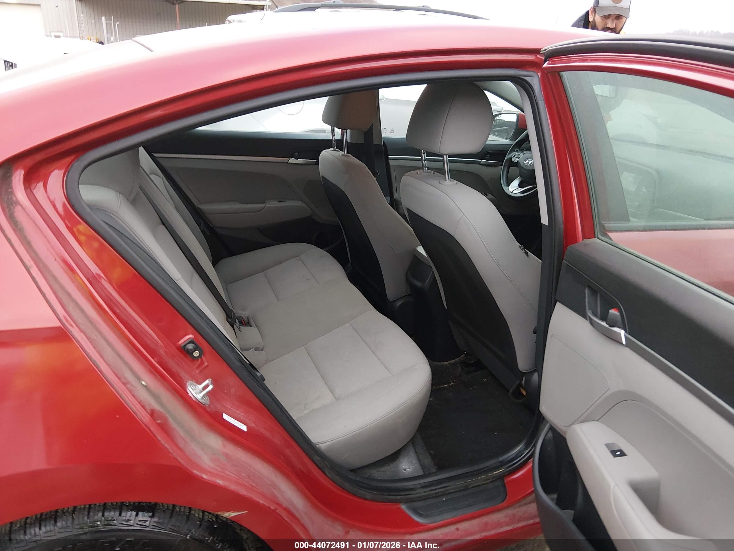 HYUNDAI ELANTRA image 8