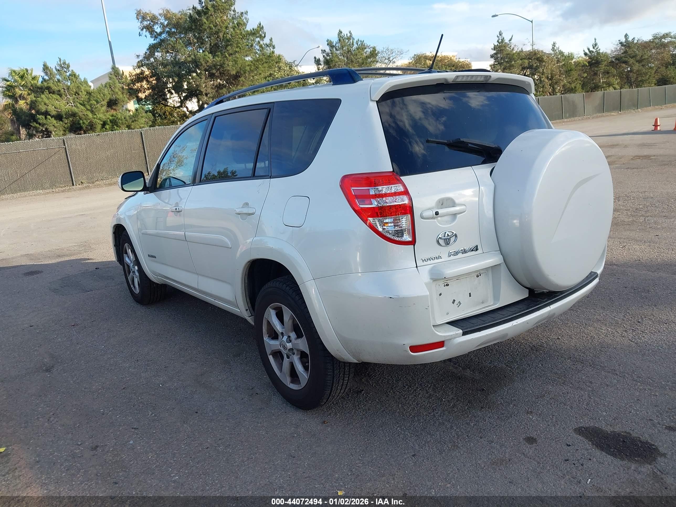 TOYOTA RAV4 image 3