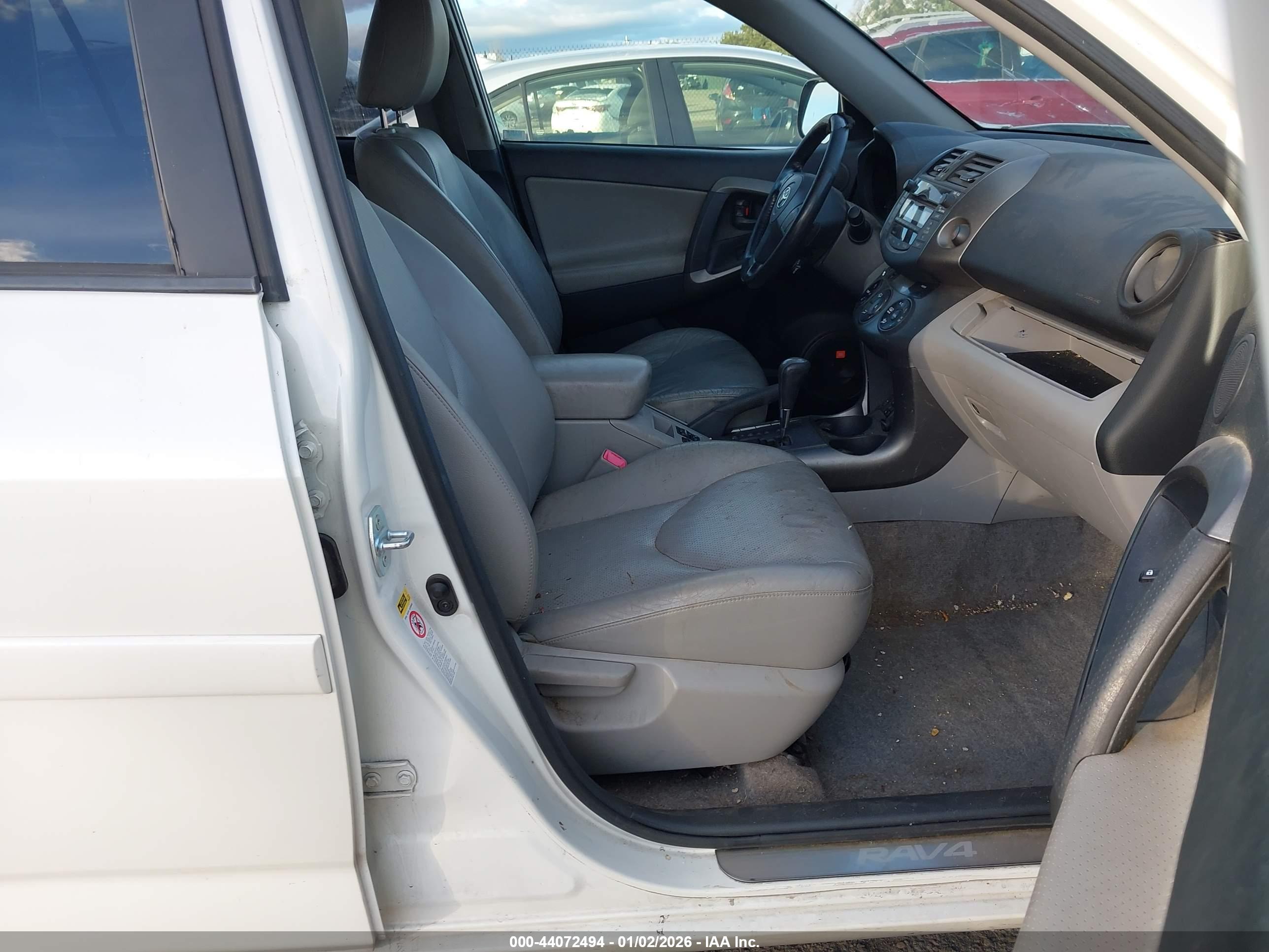 TOYOTA RAV4 image 5