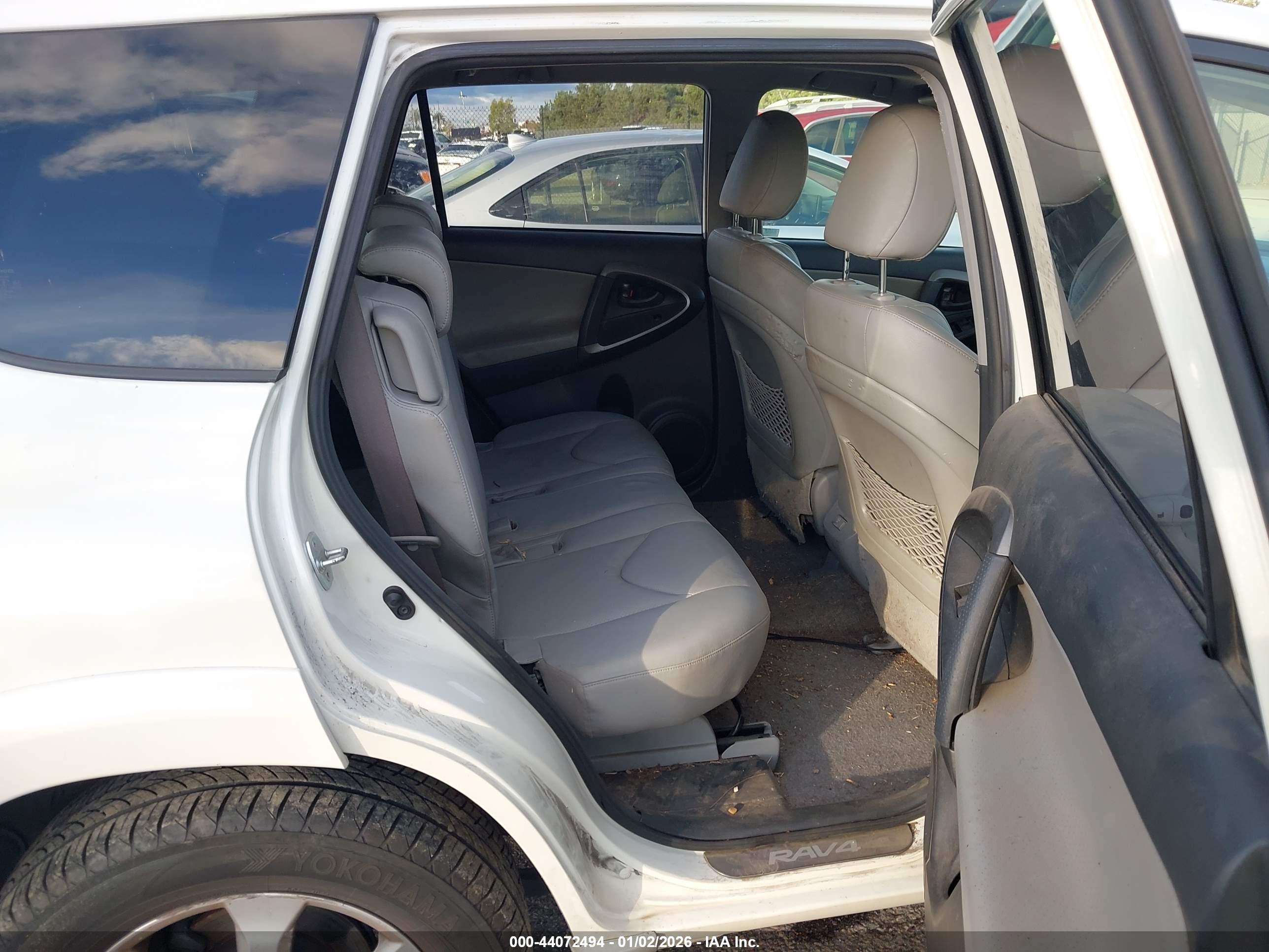 TOYOTA RAV4 image 8