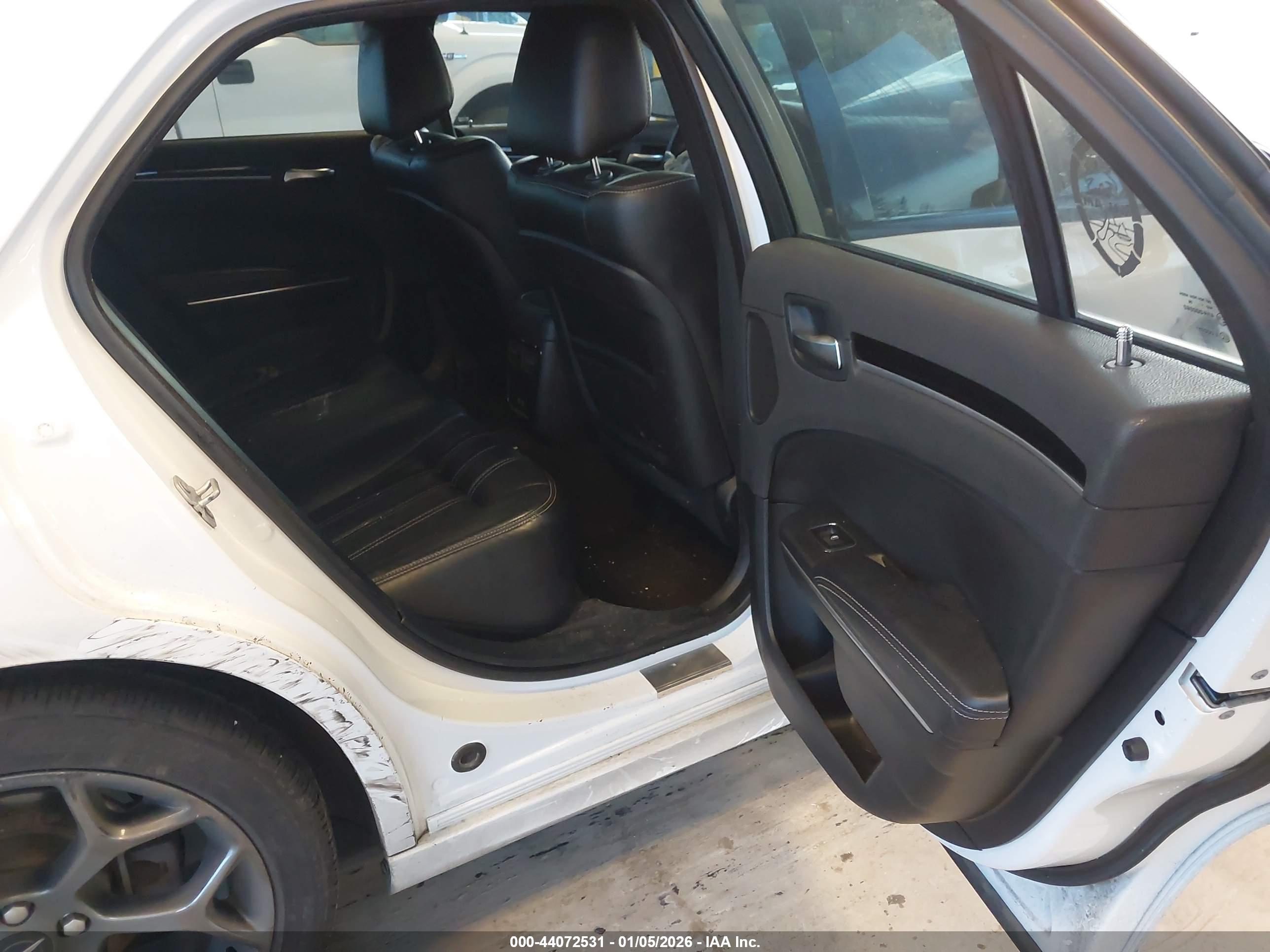 CHRYSLER 300 image 8