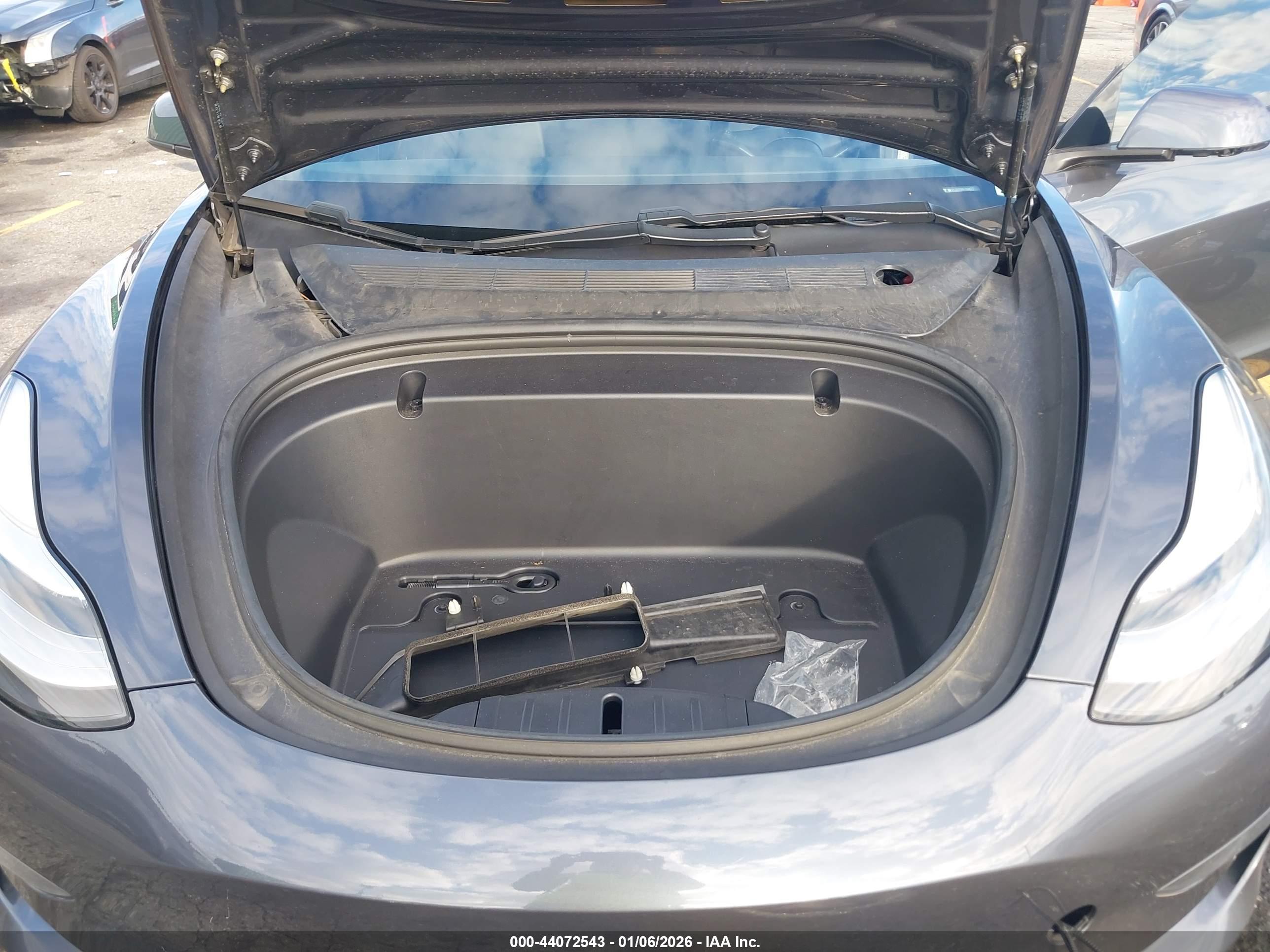 TESLA MODEL image 10
