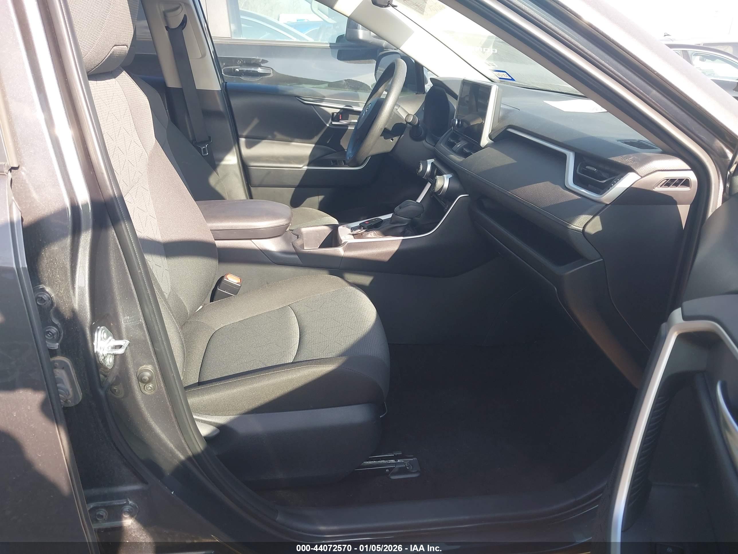TOYOTA RAV4 image 5