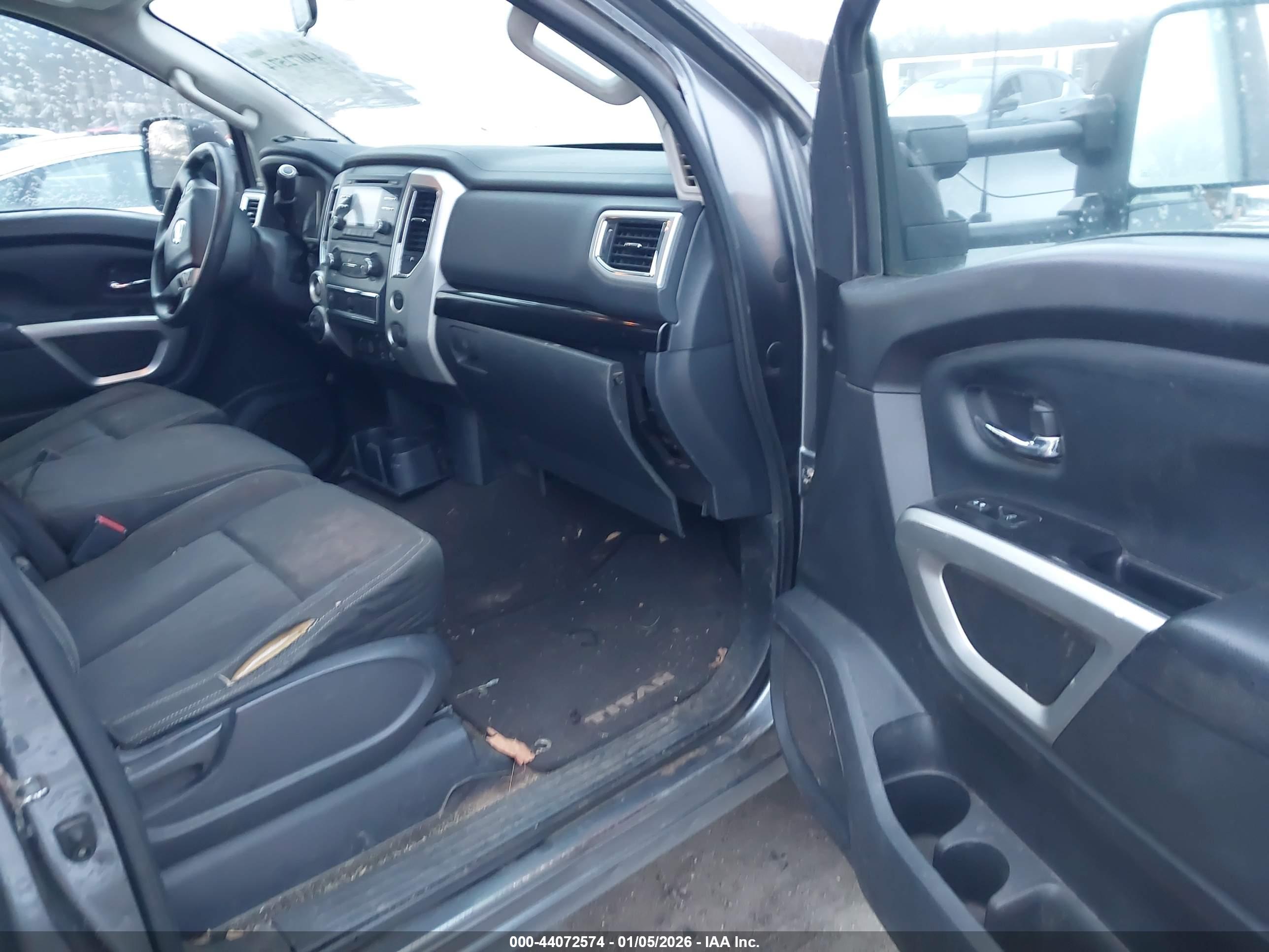 NISSAN TITAN image 5