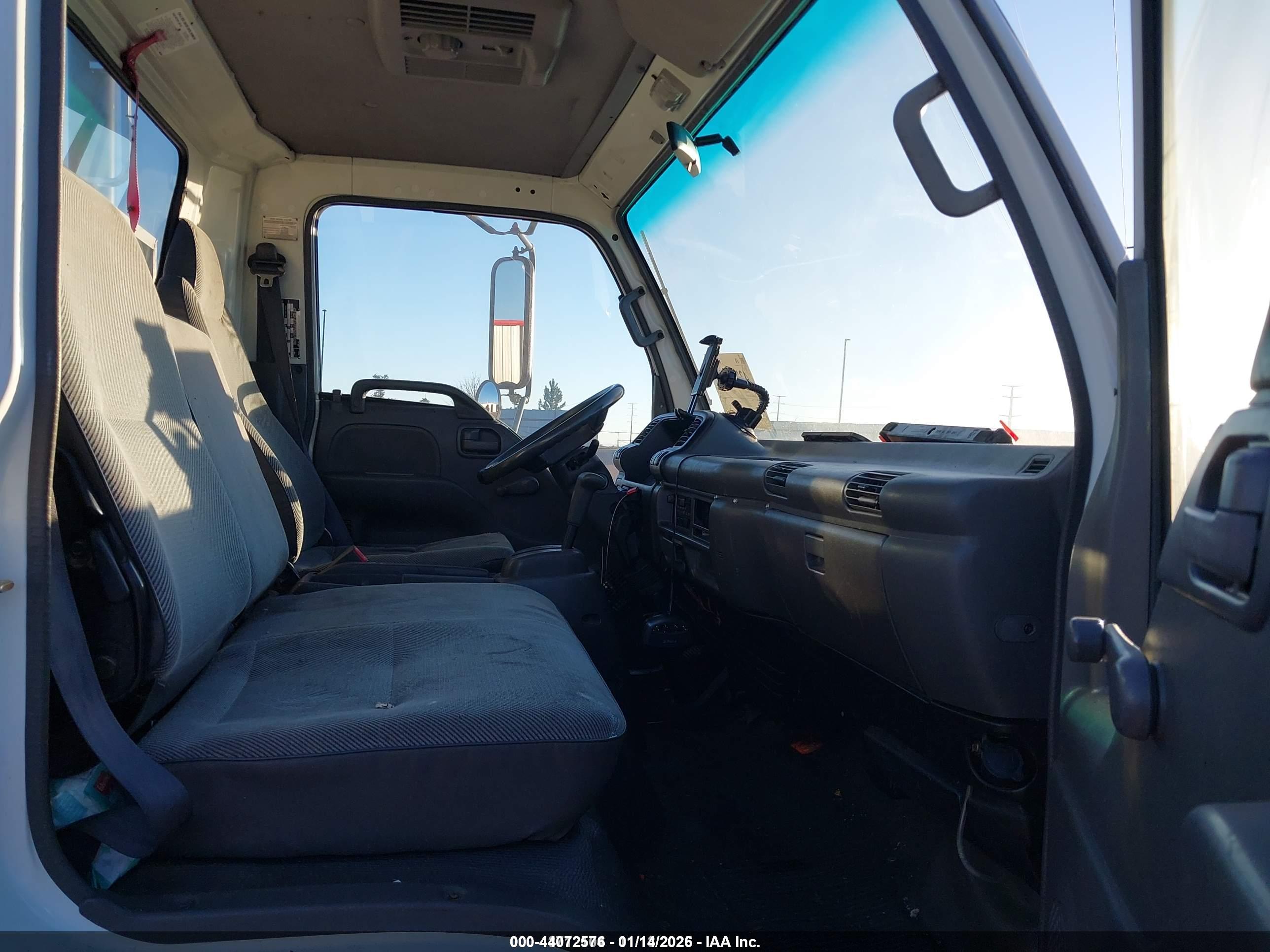 ISUZU NPR image 8